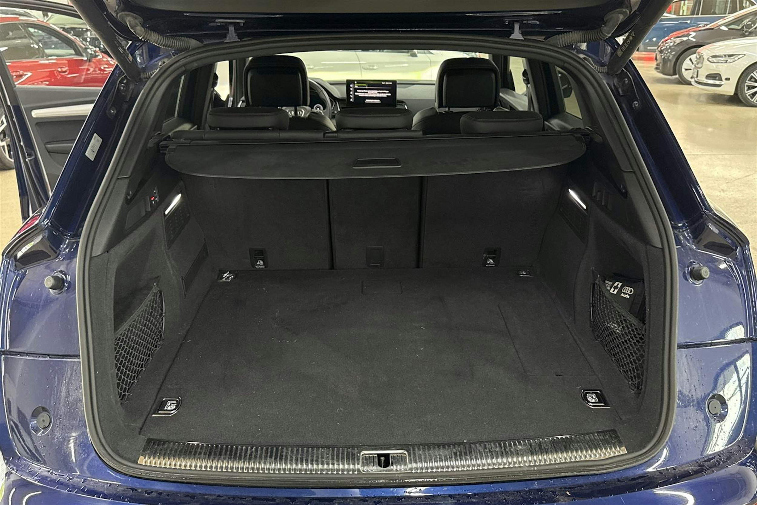Sininen Audi Q5 2021 kuva 3.