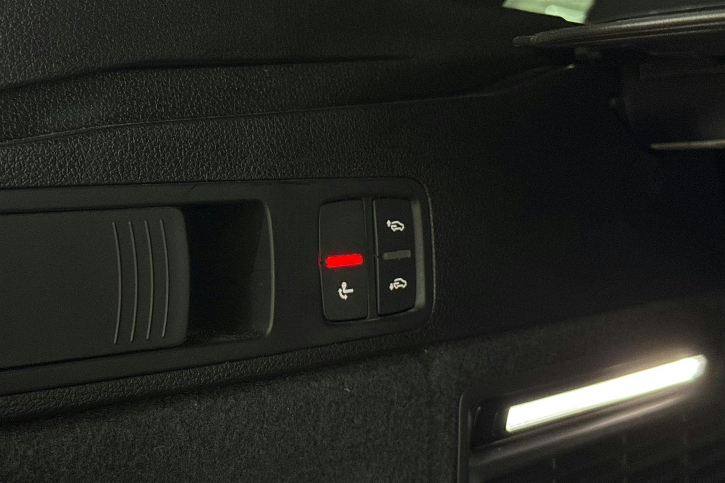 Sininen Audi Q5 2021 kuva 6.
