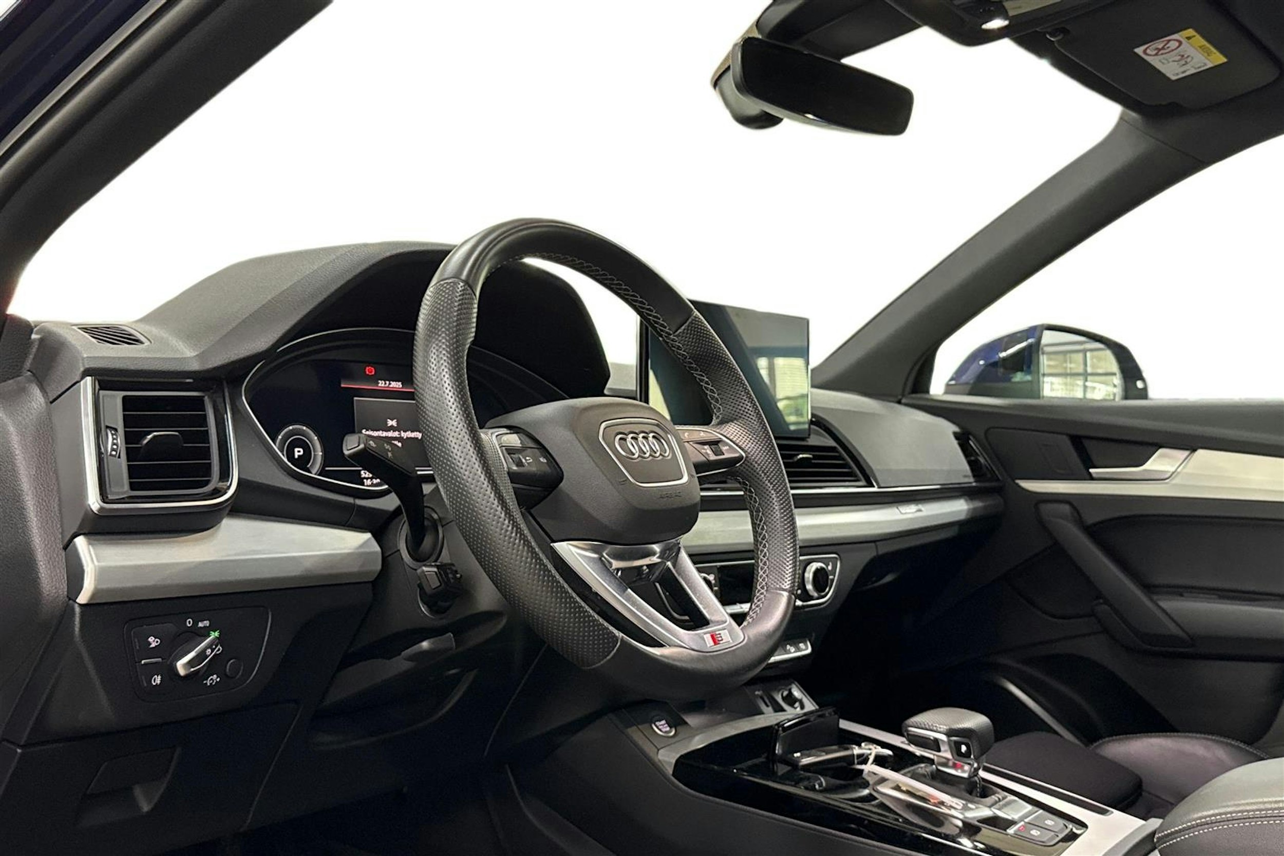 Sininen Audi Q5 2021 kuva 17.