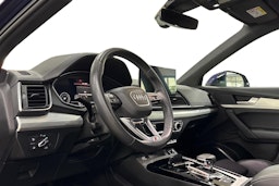 Sininen Audi Q5 2021 kuva 17.