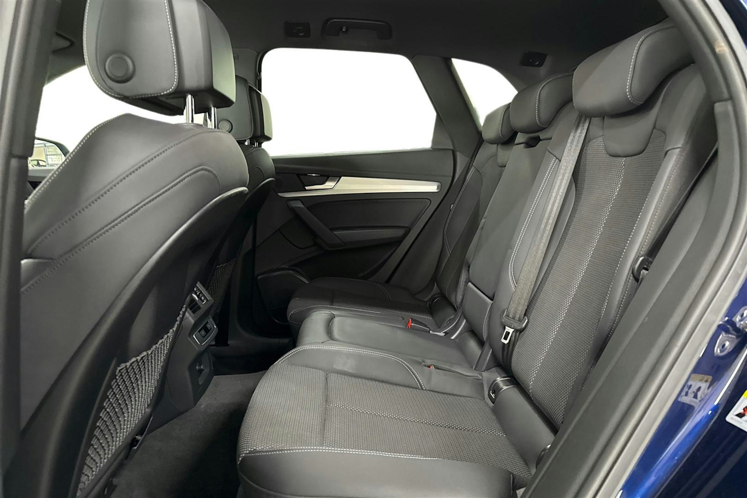 Sininen Audi Q5 2021 kuva 22.