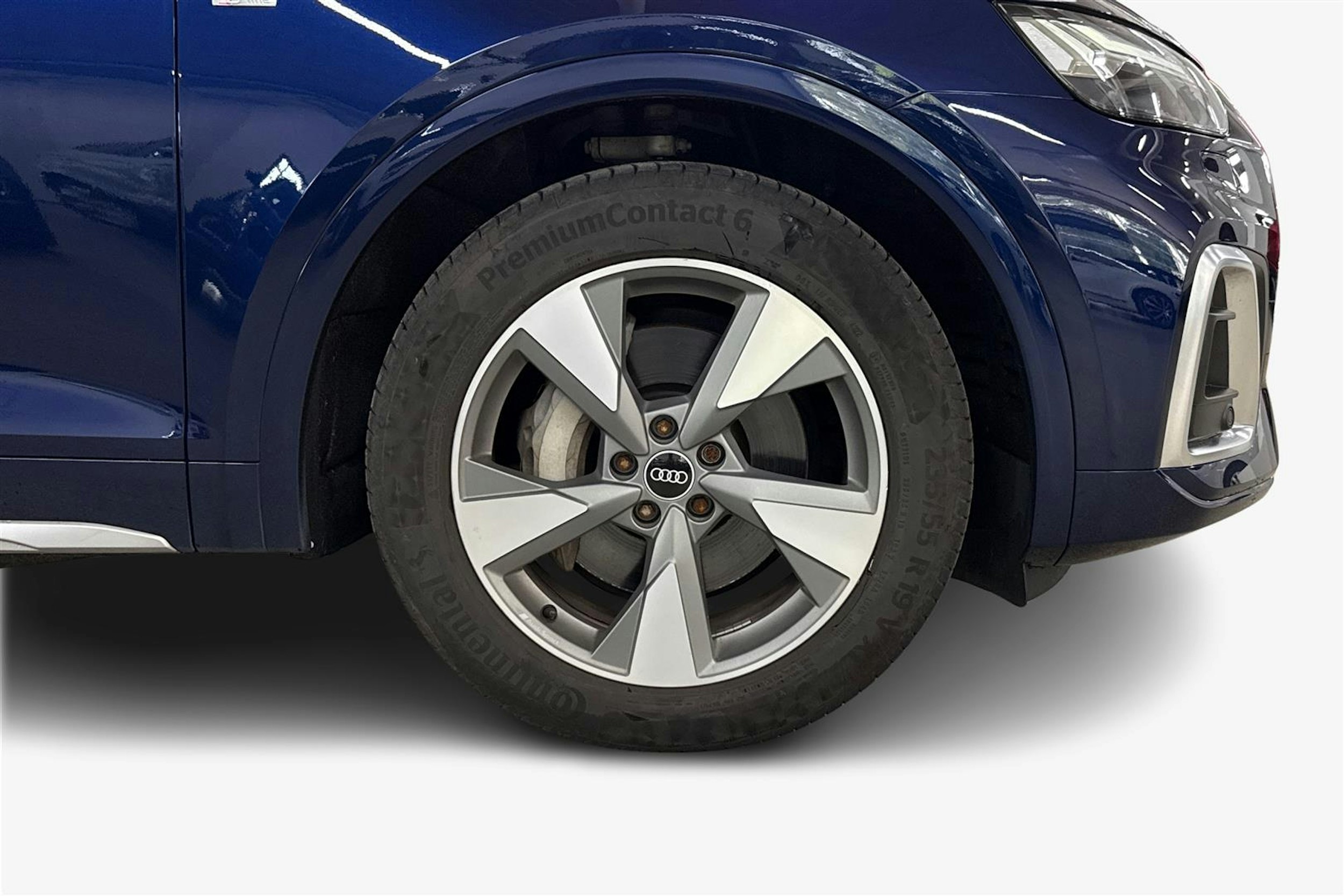 Sininen Audi Q5 2021 kuva 23.