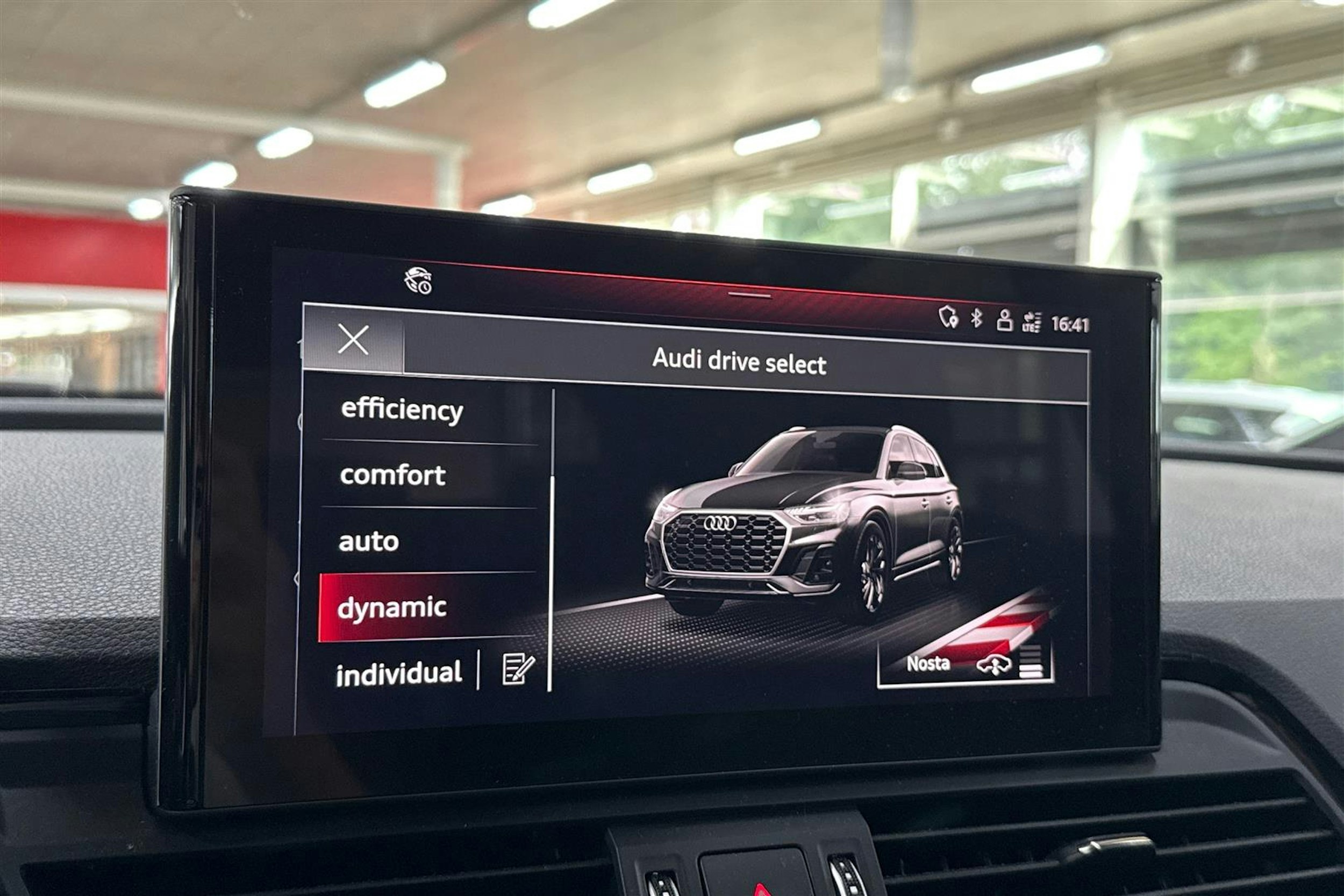 Sininen Audi Q5 2021 kuva 33.