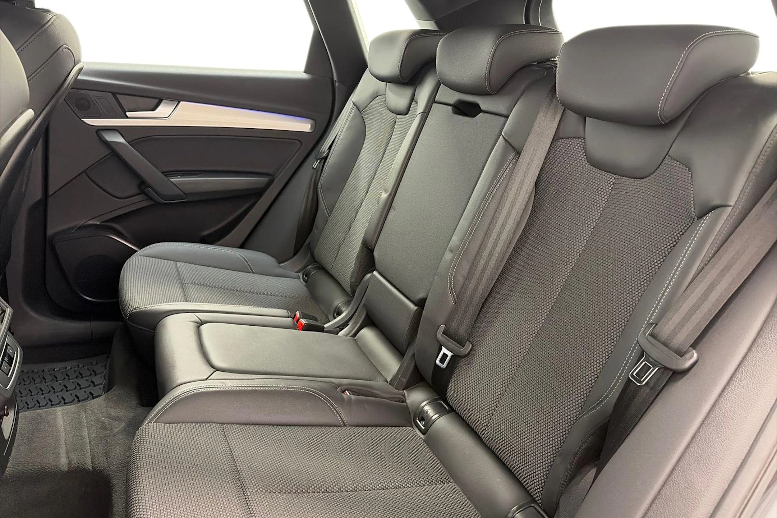 harmaa Audi Q5 2021 kuva 8.