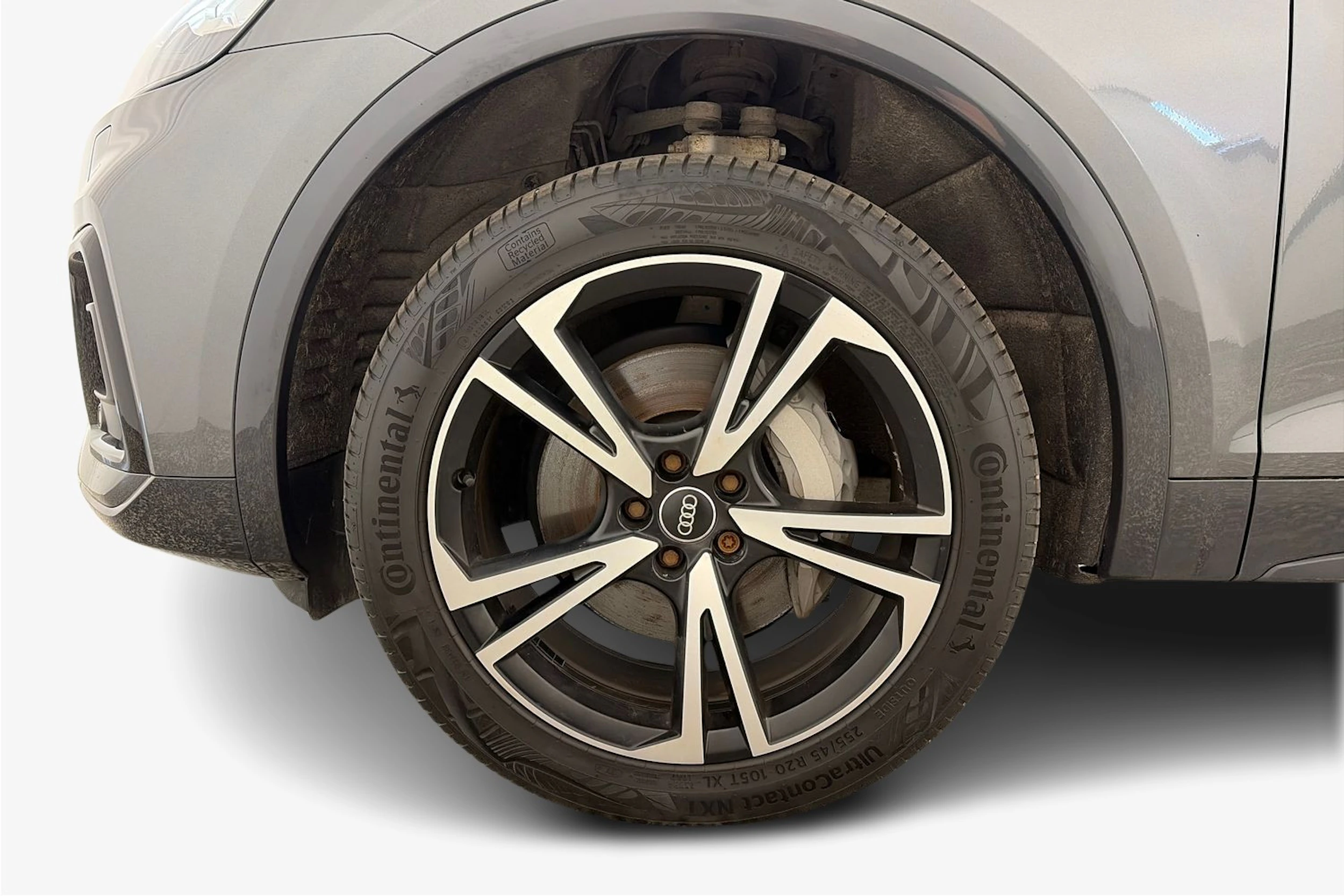 harmaa Audi Q5 2021 kuva 9.
