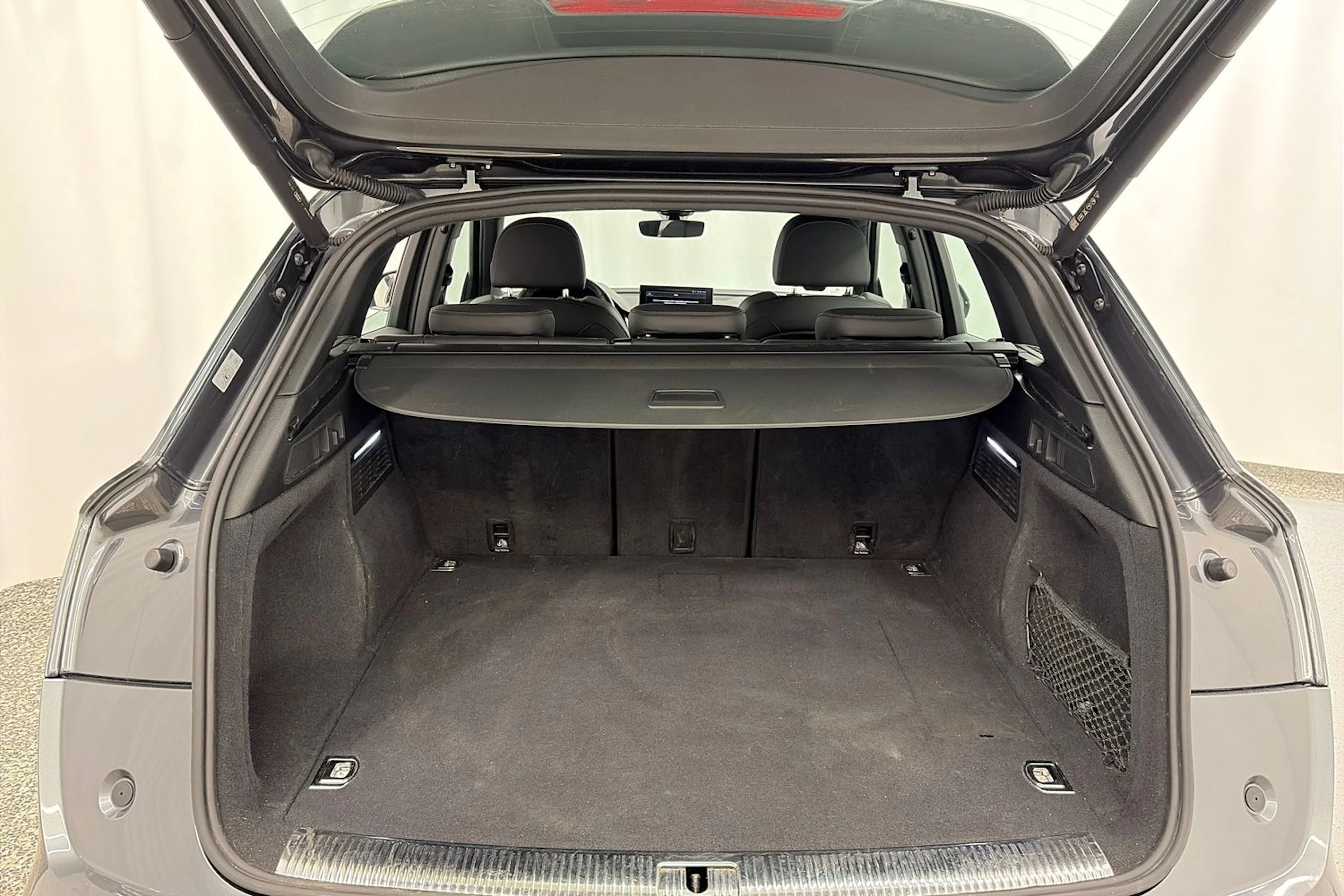 harmaa Audi Q5 2021 kuva 11.