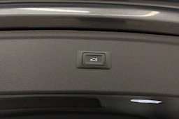 harmaa Audi Q5 2021 kuva 12.