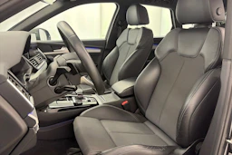 harmaa Audi Q5 2021 kuva 13.