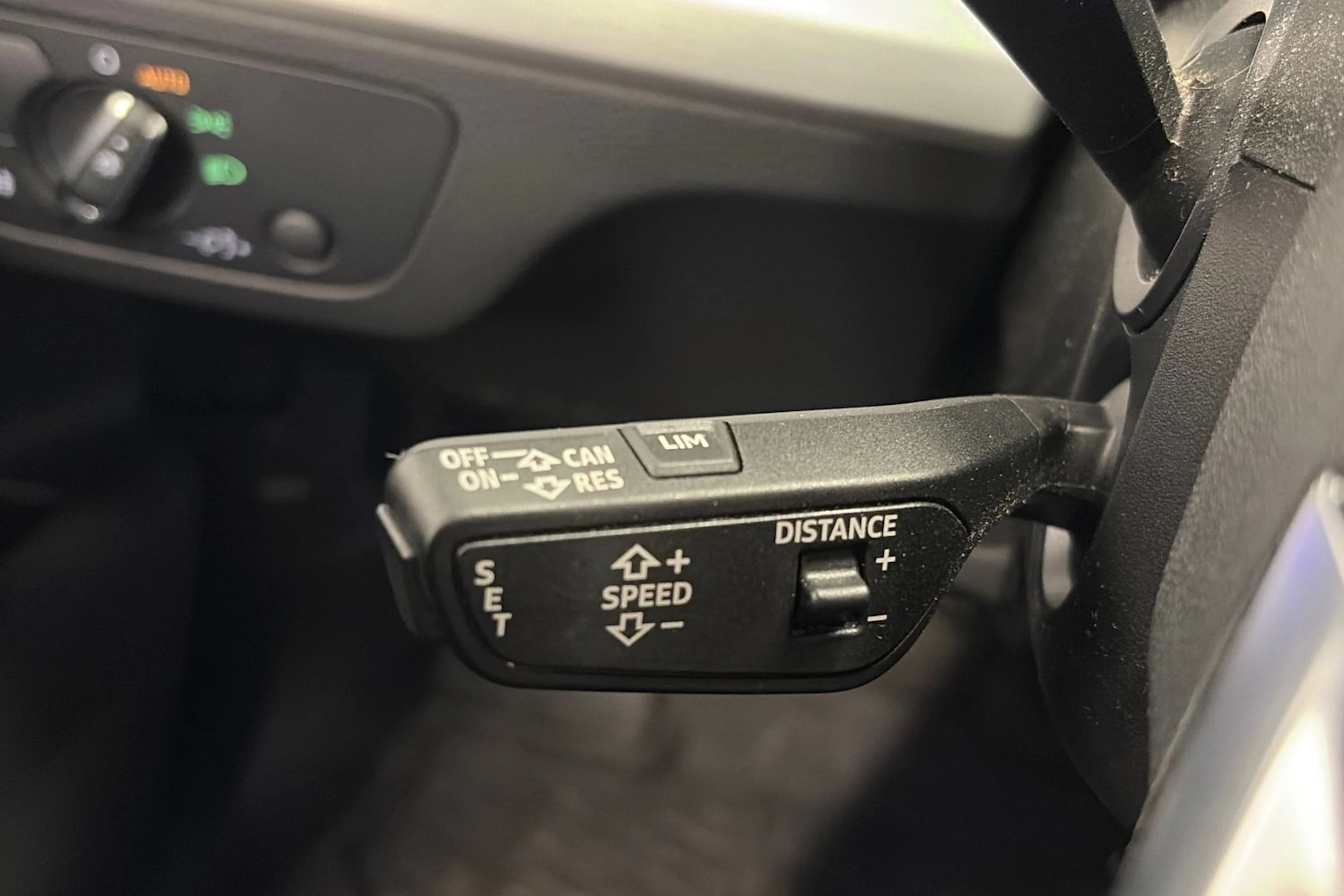harmaa Audi Q5 2021 kuva 17.