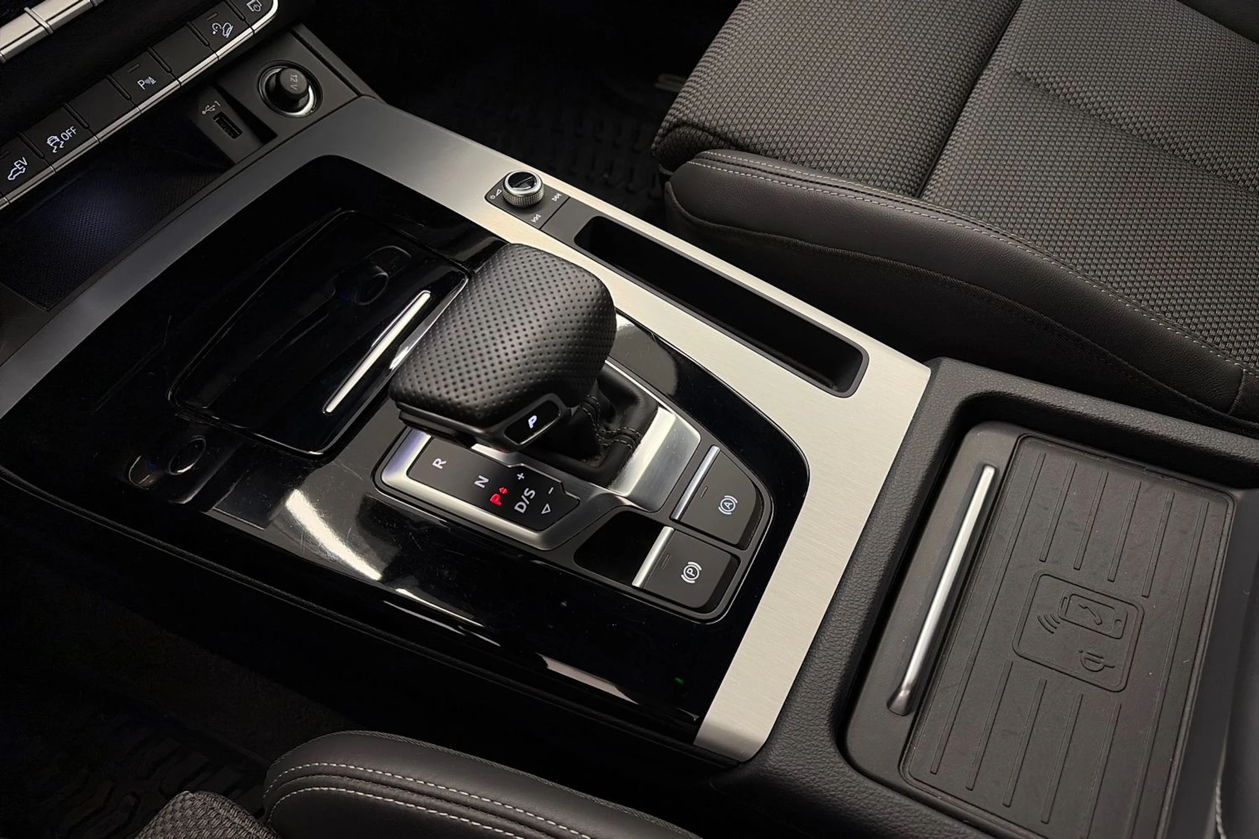 harmaa Audi Q5 2021 kuva 24.