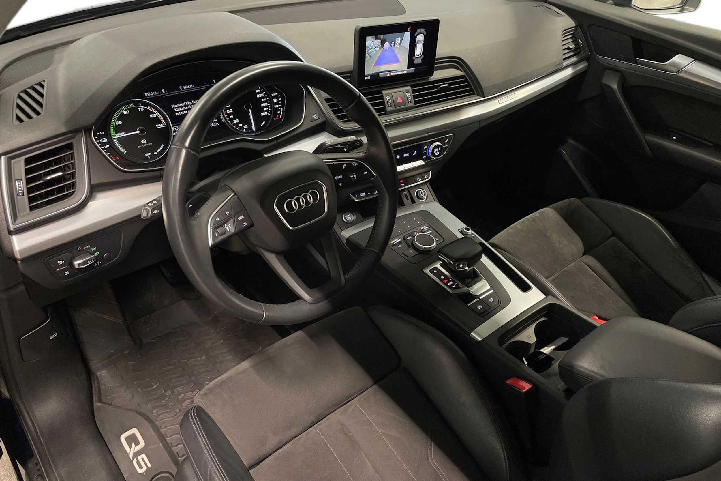 sininen Audi Q5 2021 kuva 8.