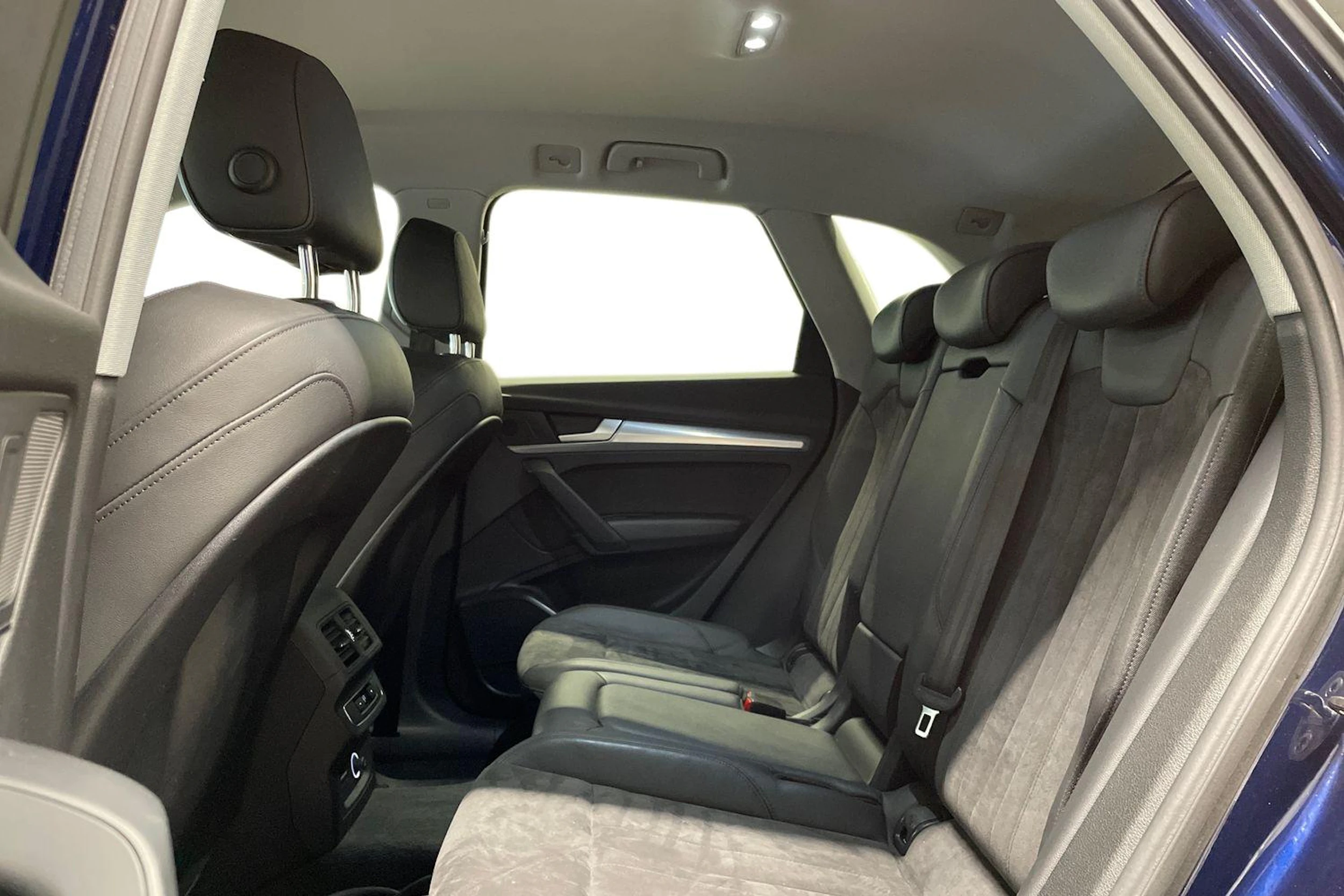 sininen Audi Q5 2021 kuva 11.