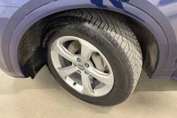 sininen Audi Q5 2021 kuva 13.