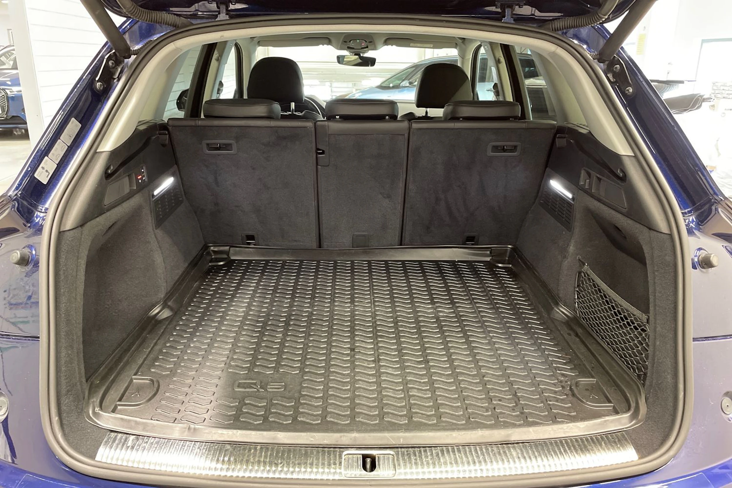 sininen Audi Q5 2021 kuva 16.