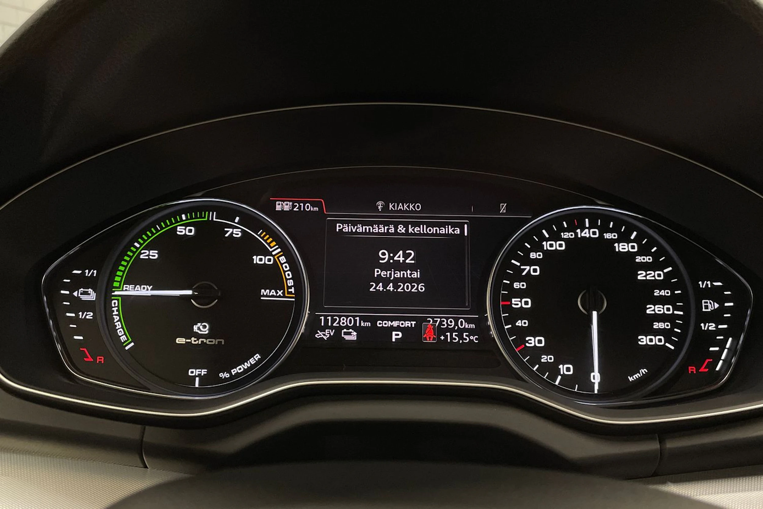 sininen Audi Q5 2021 kuva 18.