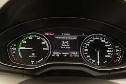 sininen Audi Q5 2021 kuva 18.