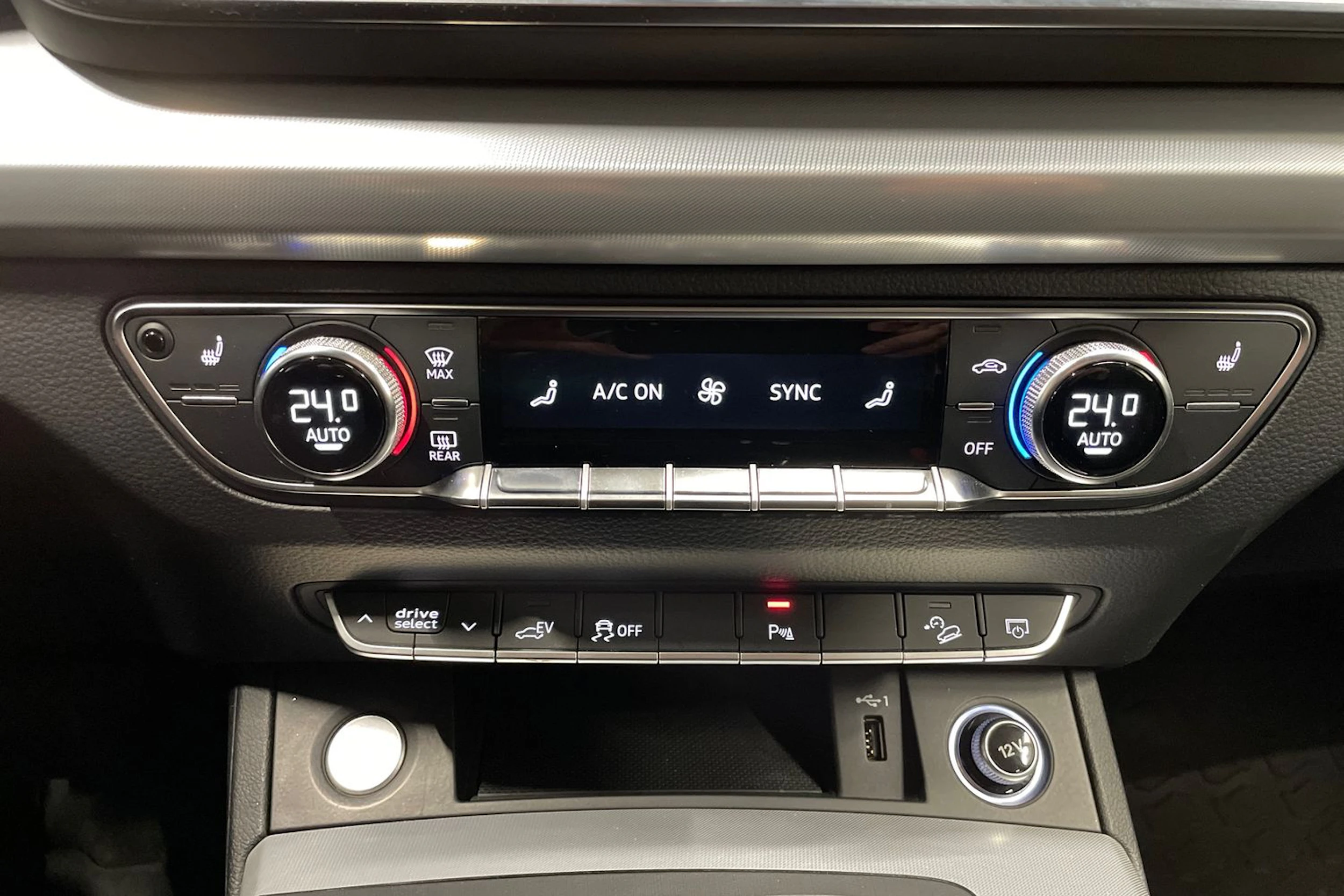 sininen Audi Q5 2021 kuva 22.