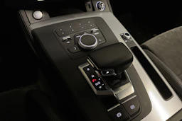 sininen Audi Q5 2021 kuva 23.