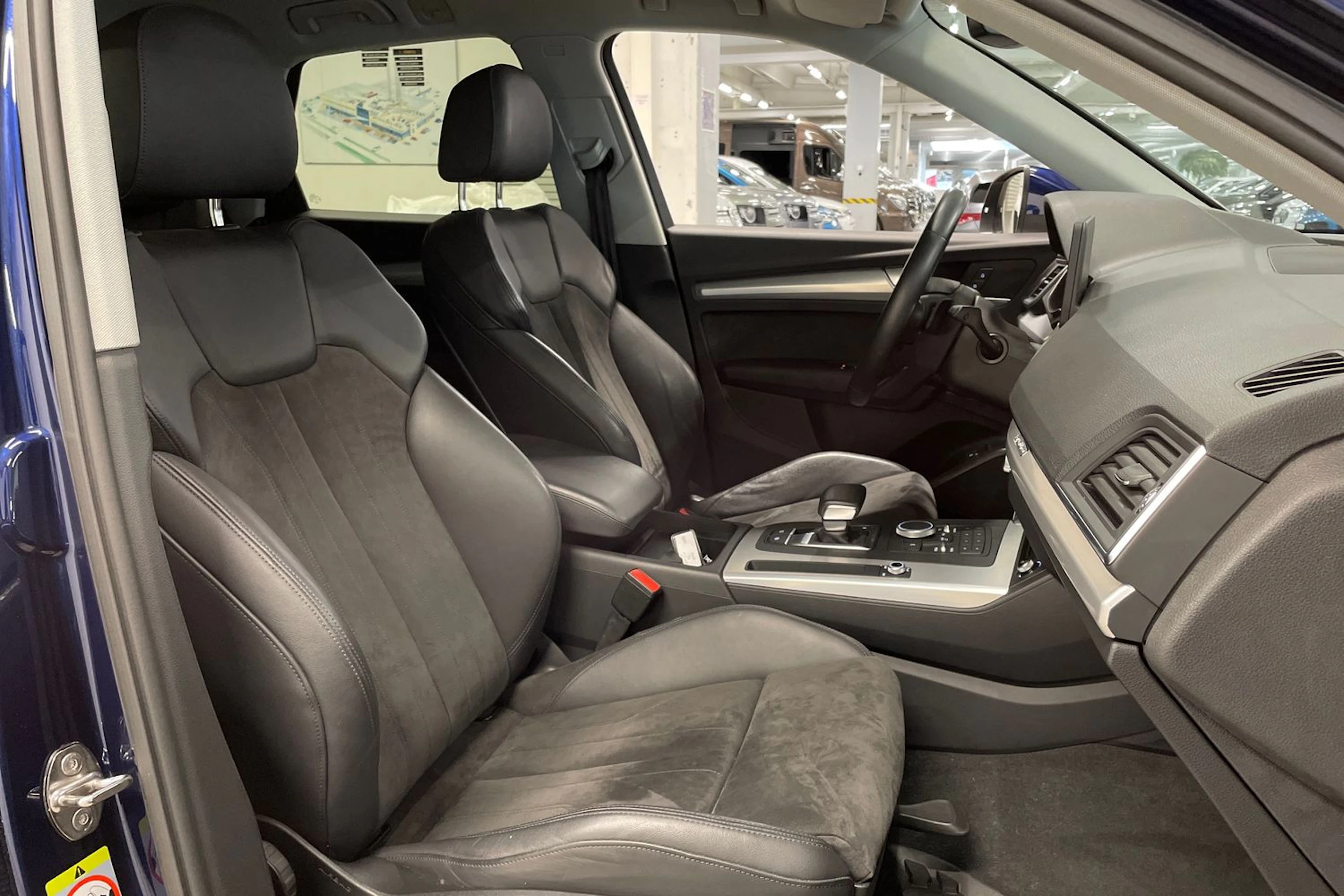 sininen Audi Q5 2021 kuva 29.