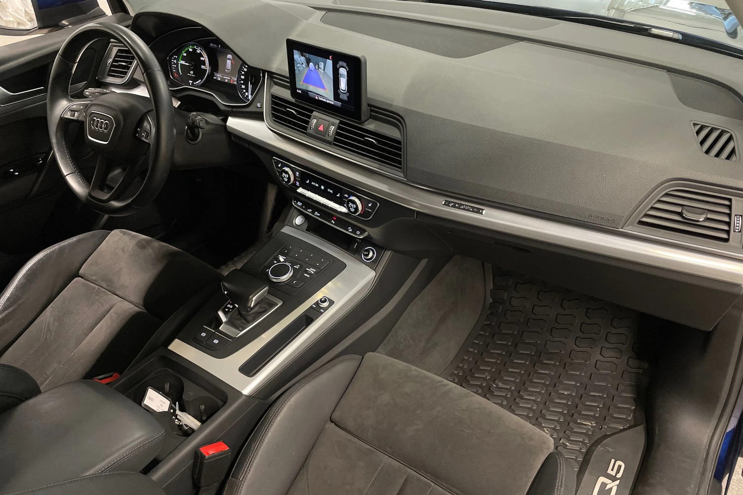 sininen Audi Q5 2021 kuva 30.