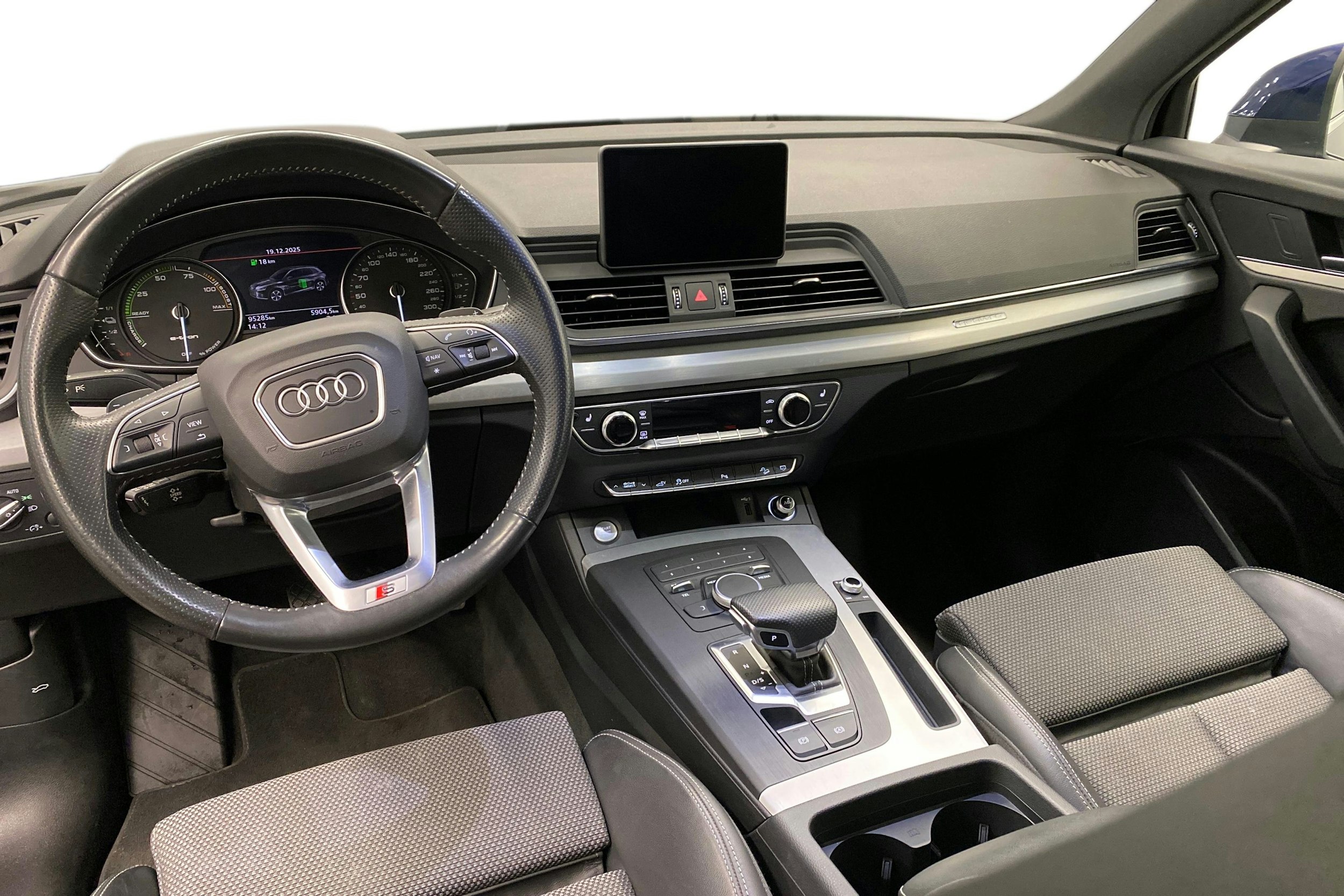 sininen Audi Q5 2021 kuva 9.