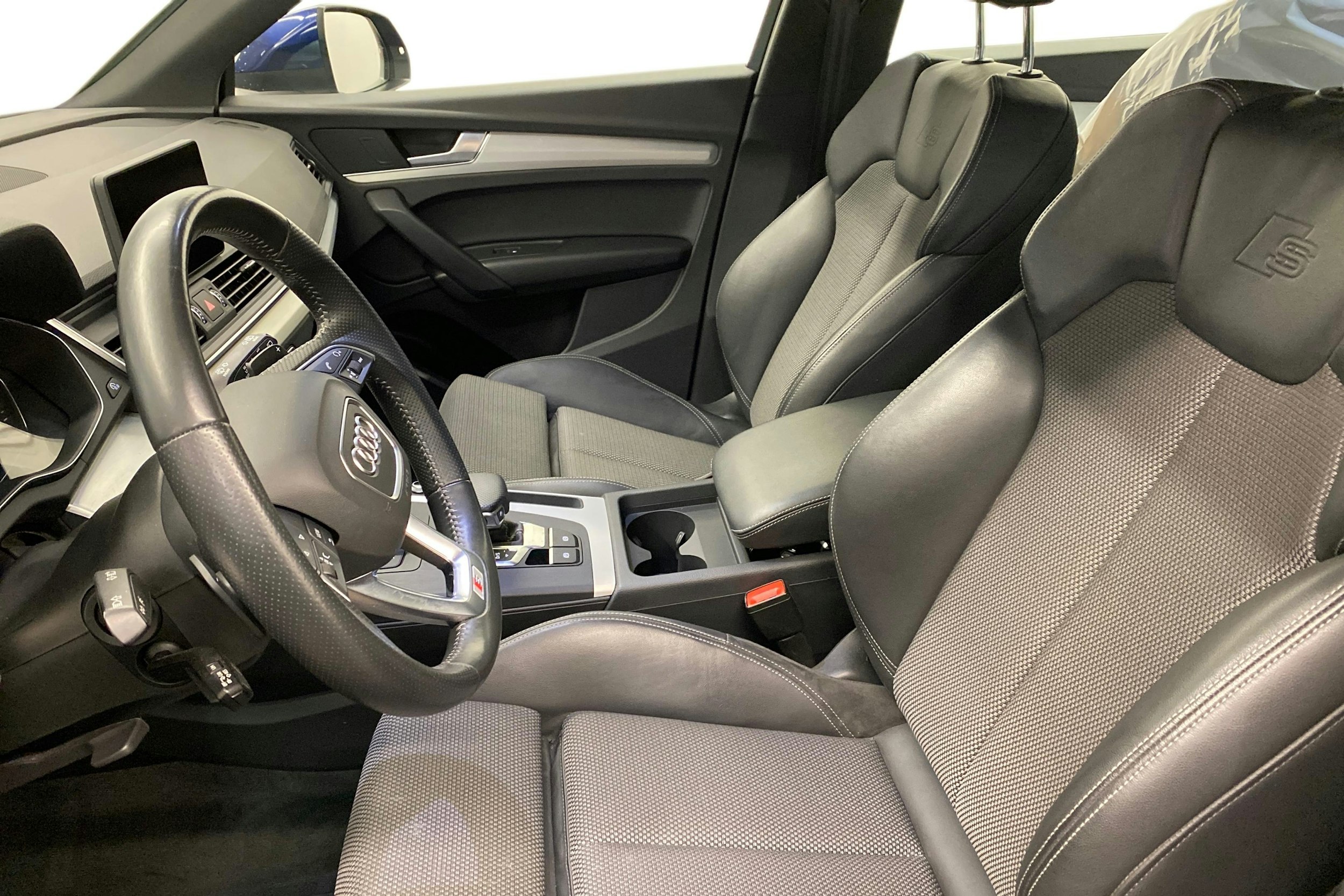 sininen Audi Q5 2021 kuva 10.