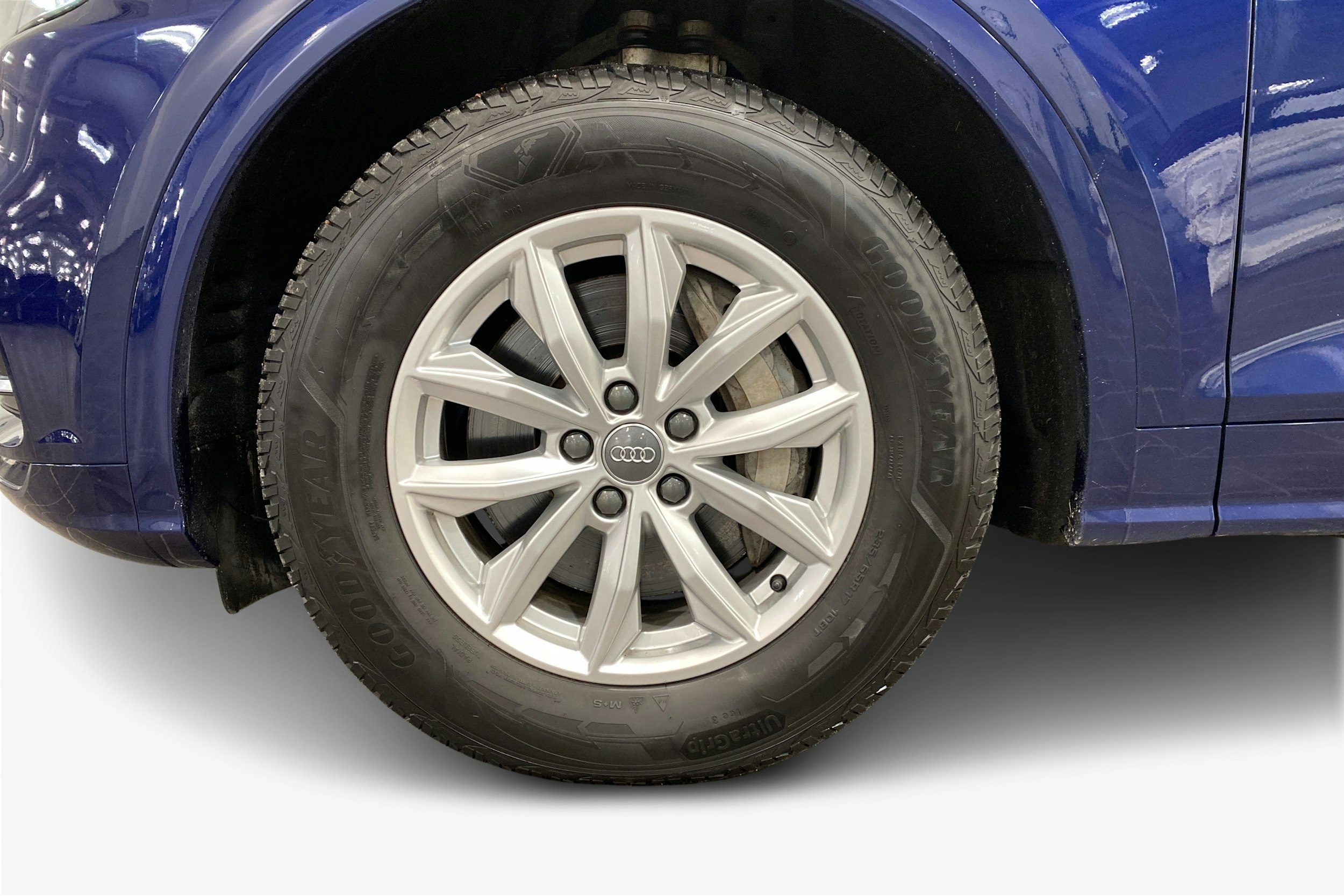 sininen Audi Q5 2021 kuva 11.