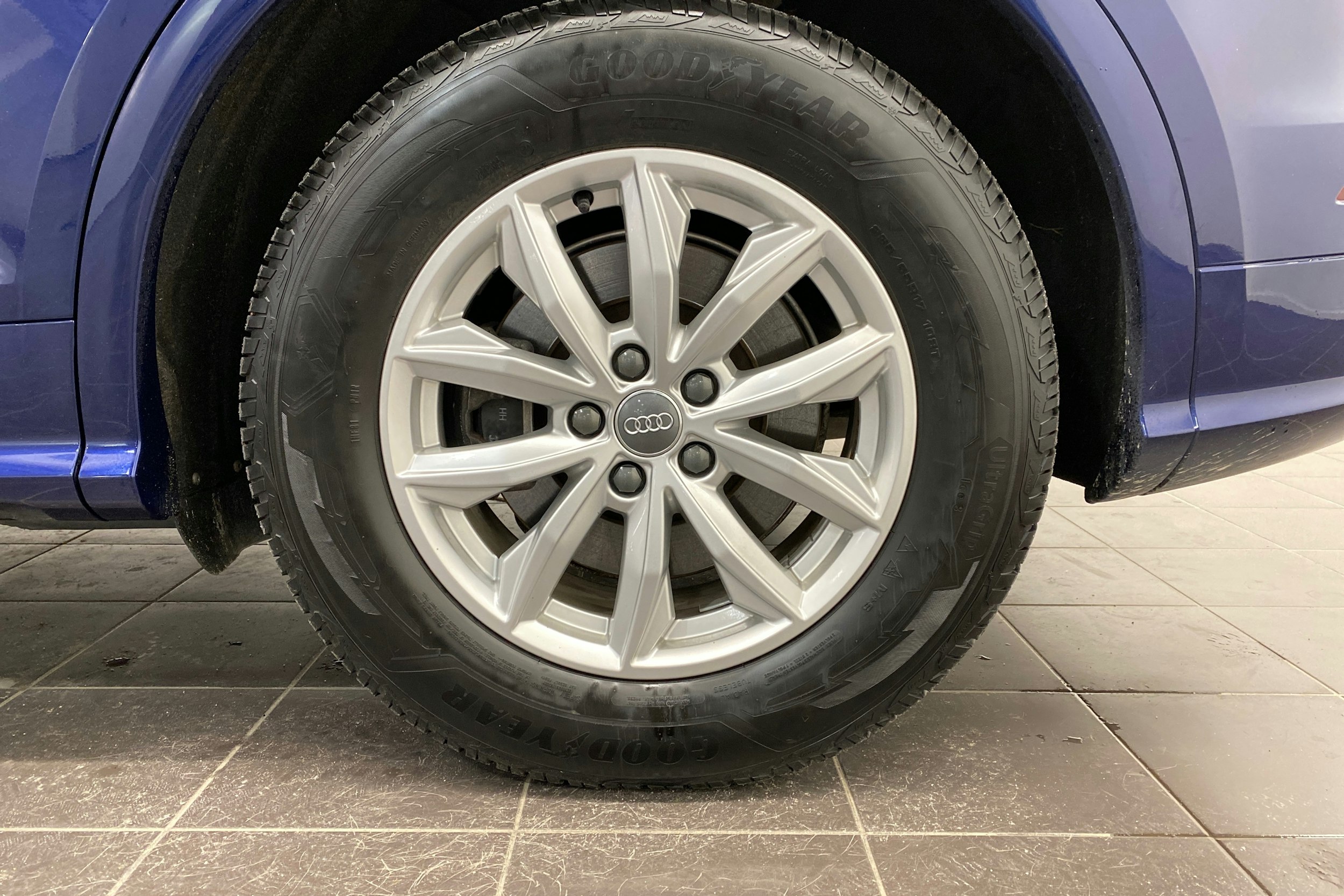 sininen Audi Q5 2021 kuva 13.