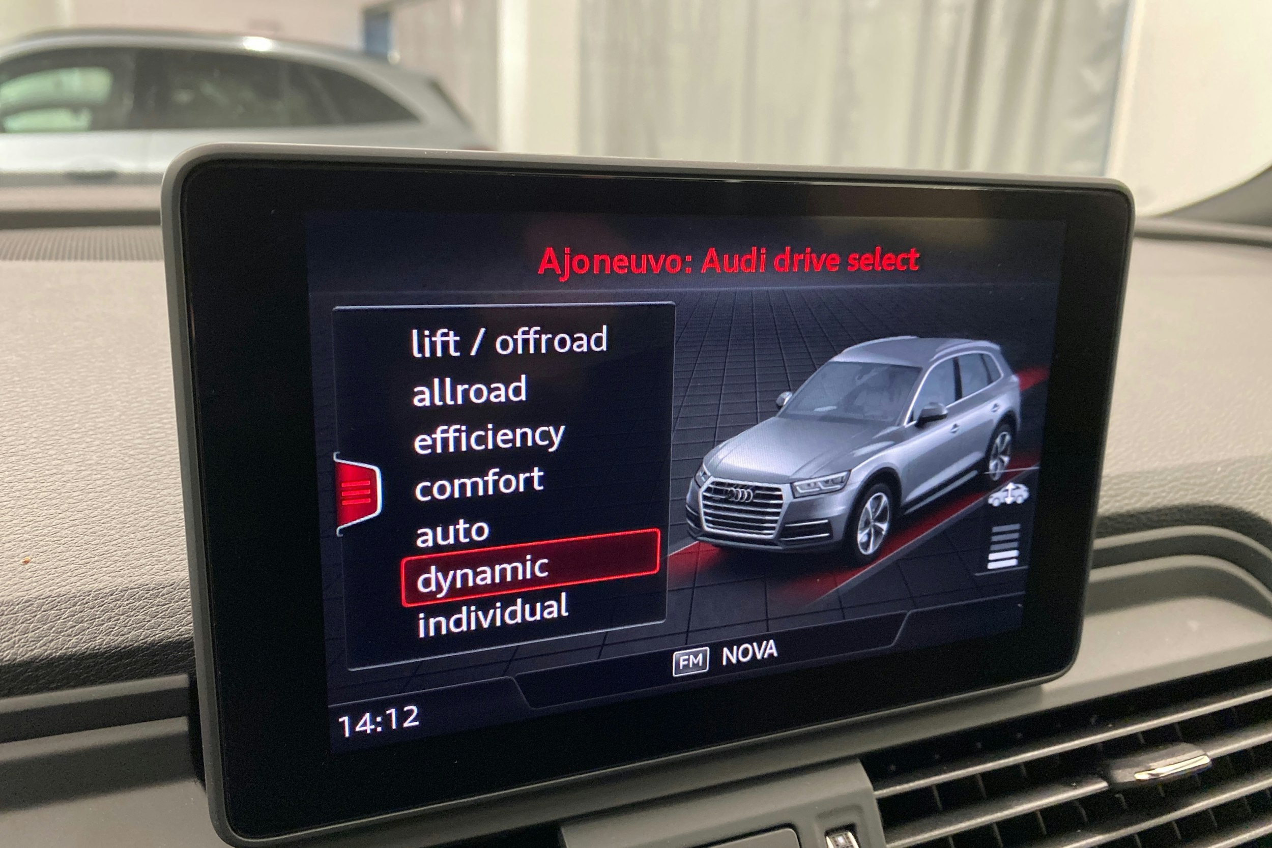 sininen Audi Q5 2021 kuva 14.