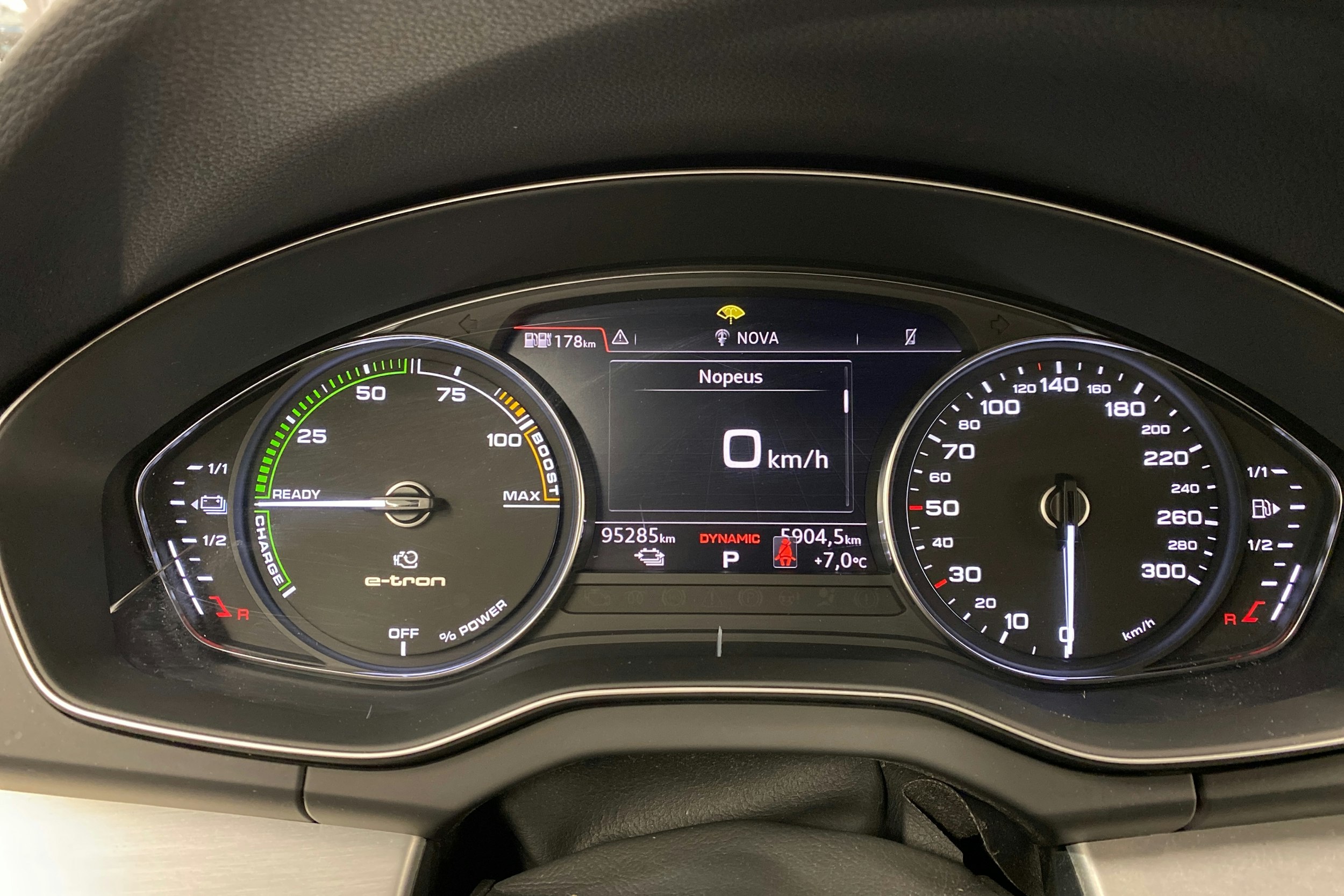 sininen Audi Q5 2021 kuva 15.