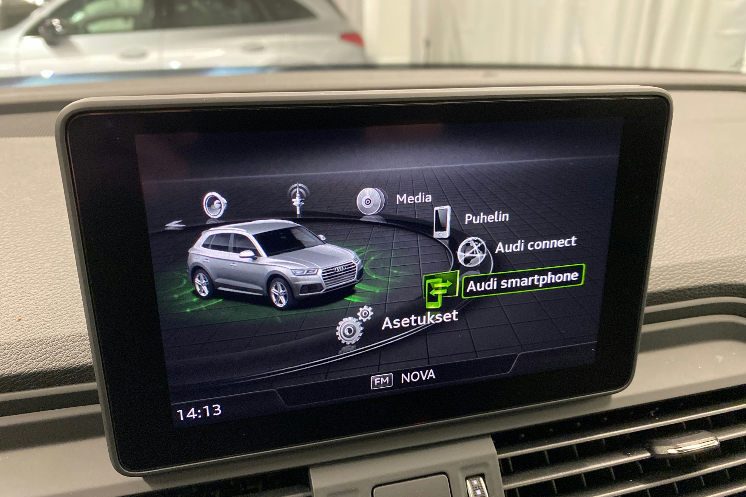 sininen Audi Q5 2021 kuva 16.