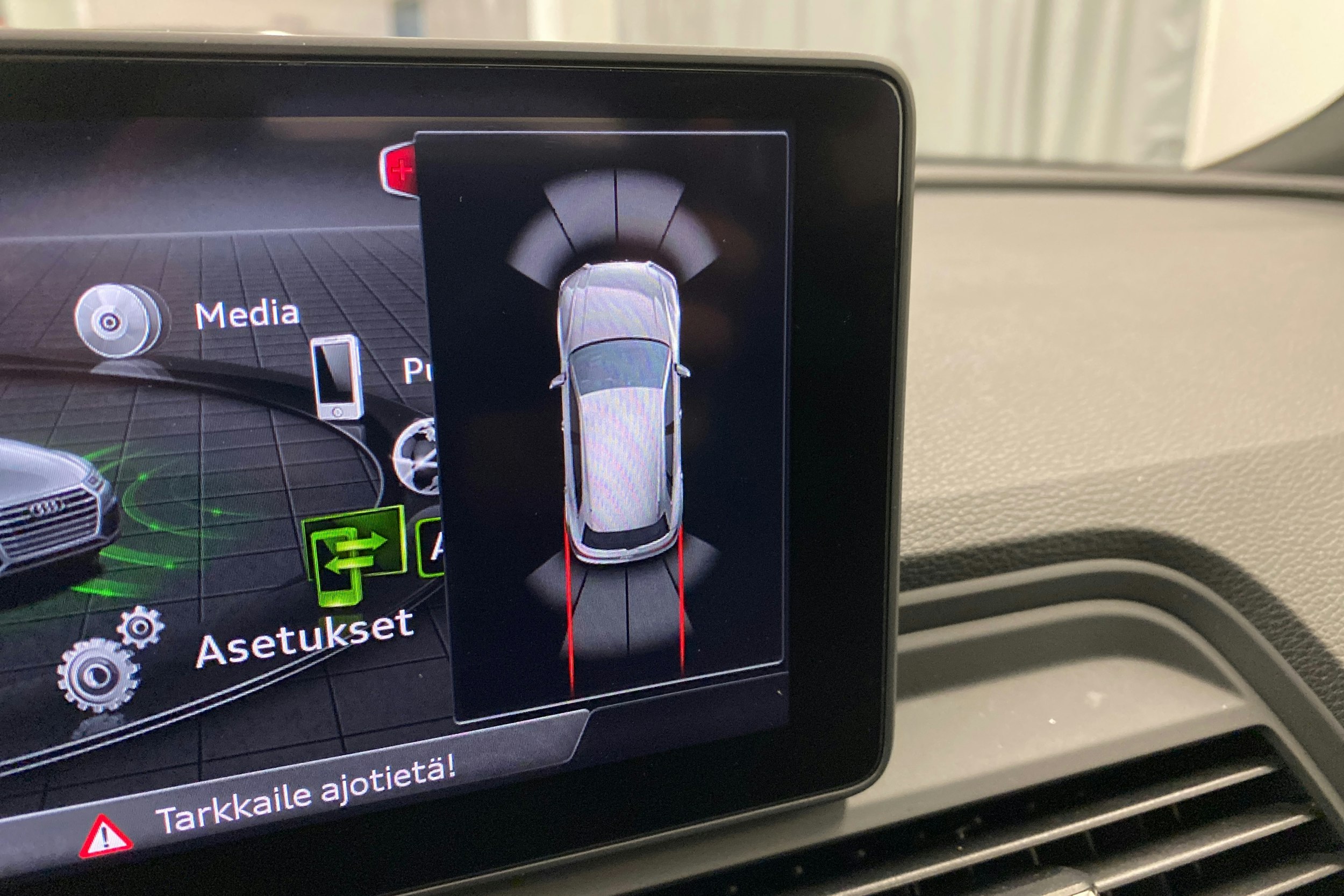 sininen Audi Q5 2021 kuva 17.