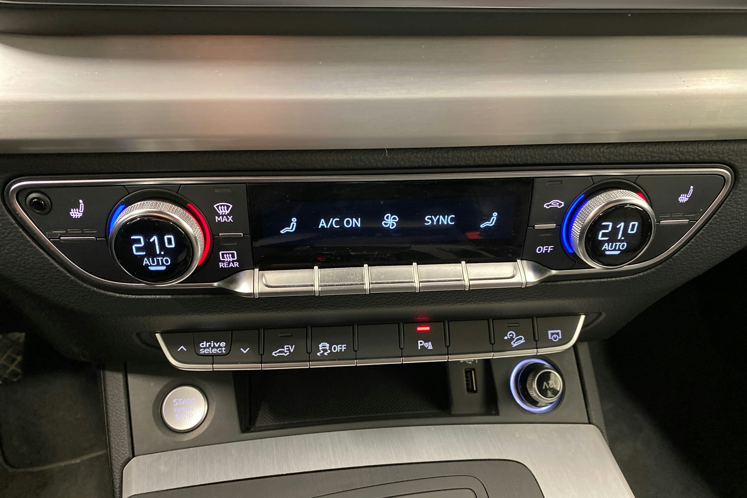 sininen Audi Q5 2021 kuva 18.