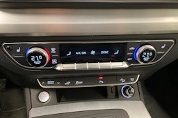 sininen Audi Q5 2021 kuva 18.