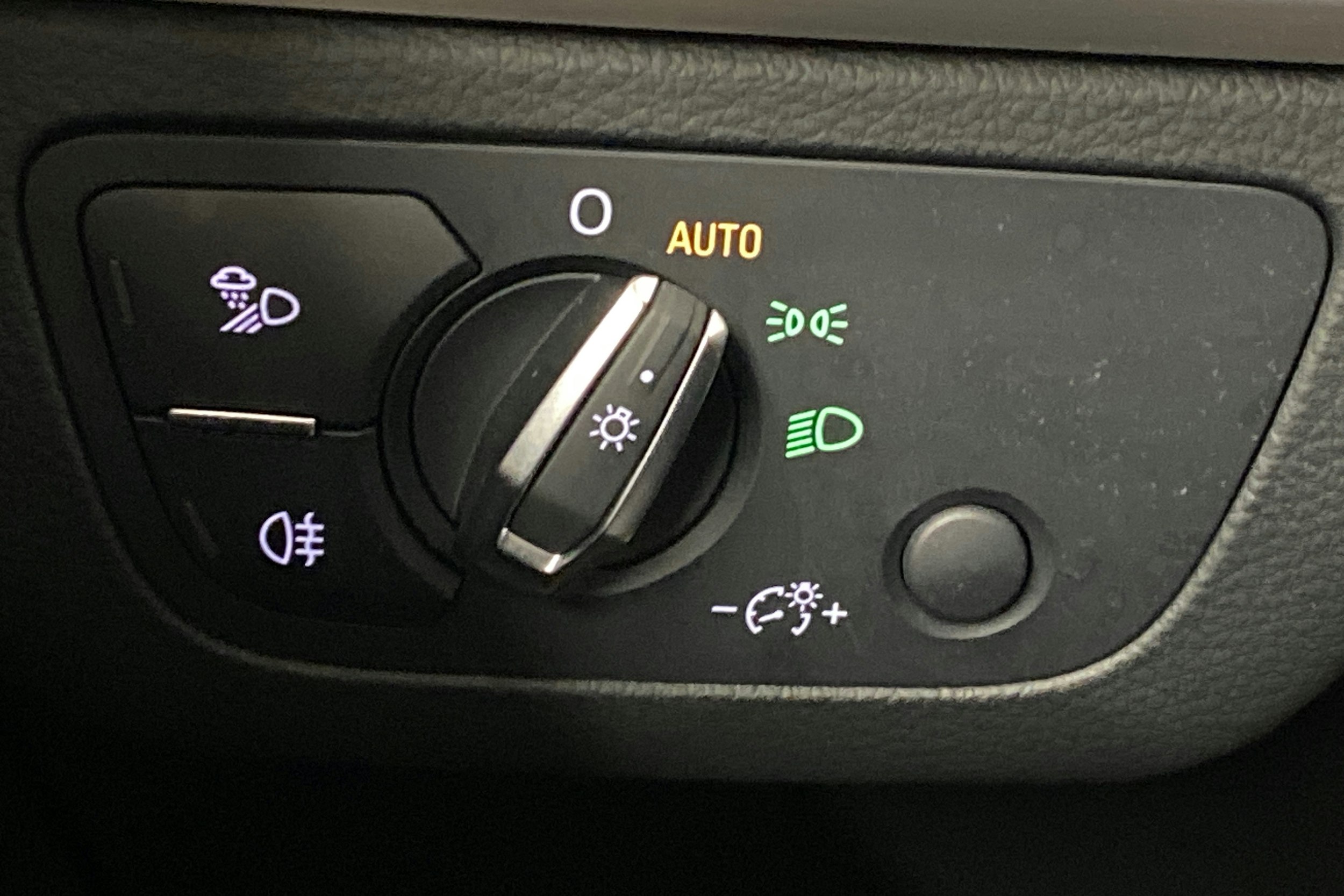 sininen Audi Q5 2021 kuva 19.