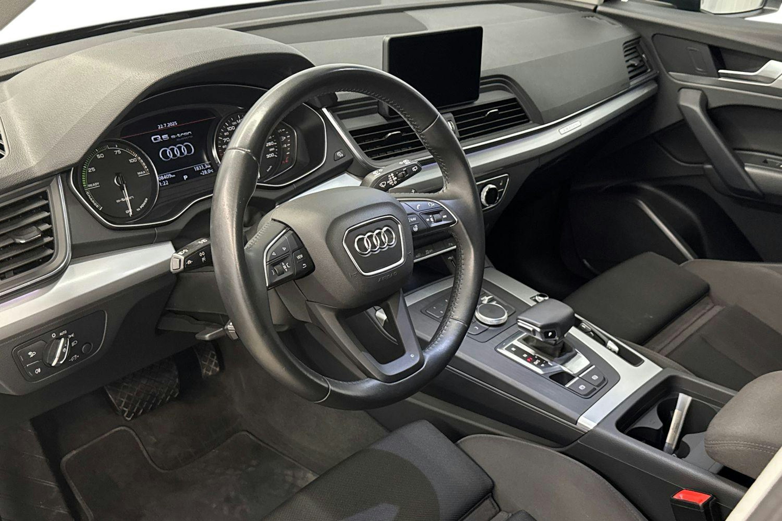 met. musta Audi Q5 2021 kuva 7.
