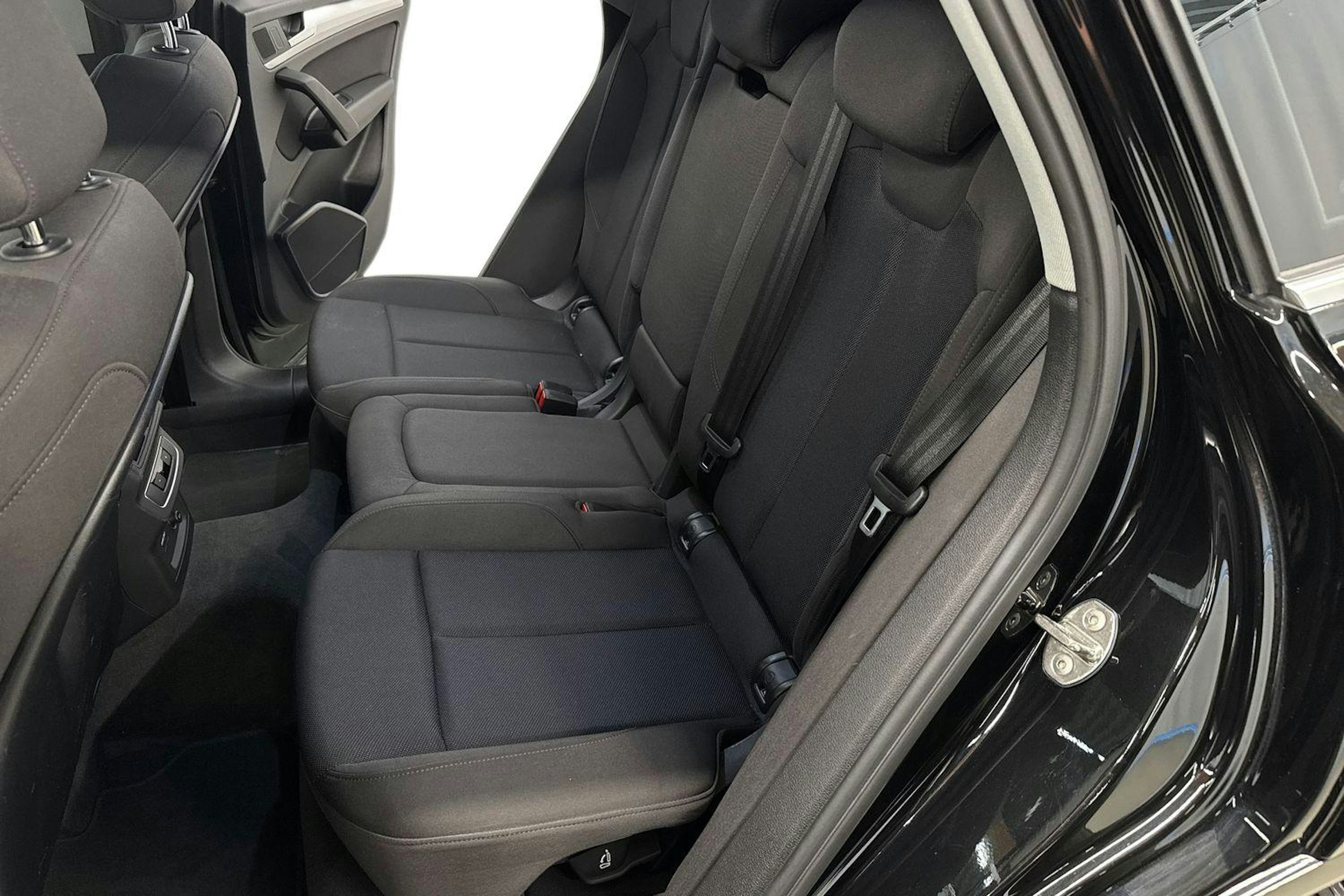 met. musta Audi Q5 2021 kuva 10.