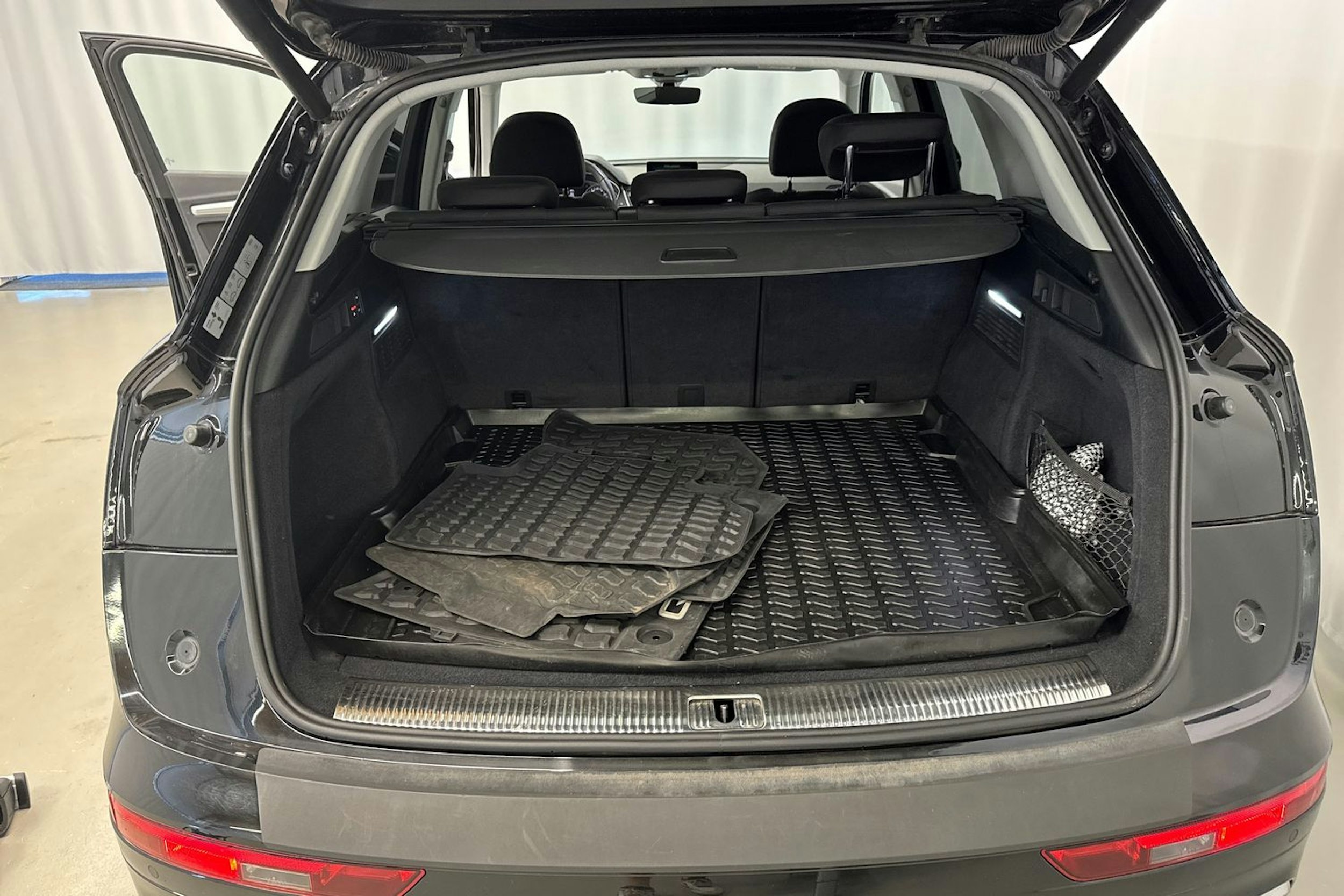 met. musta Audi Q5 2021 kuva 29.