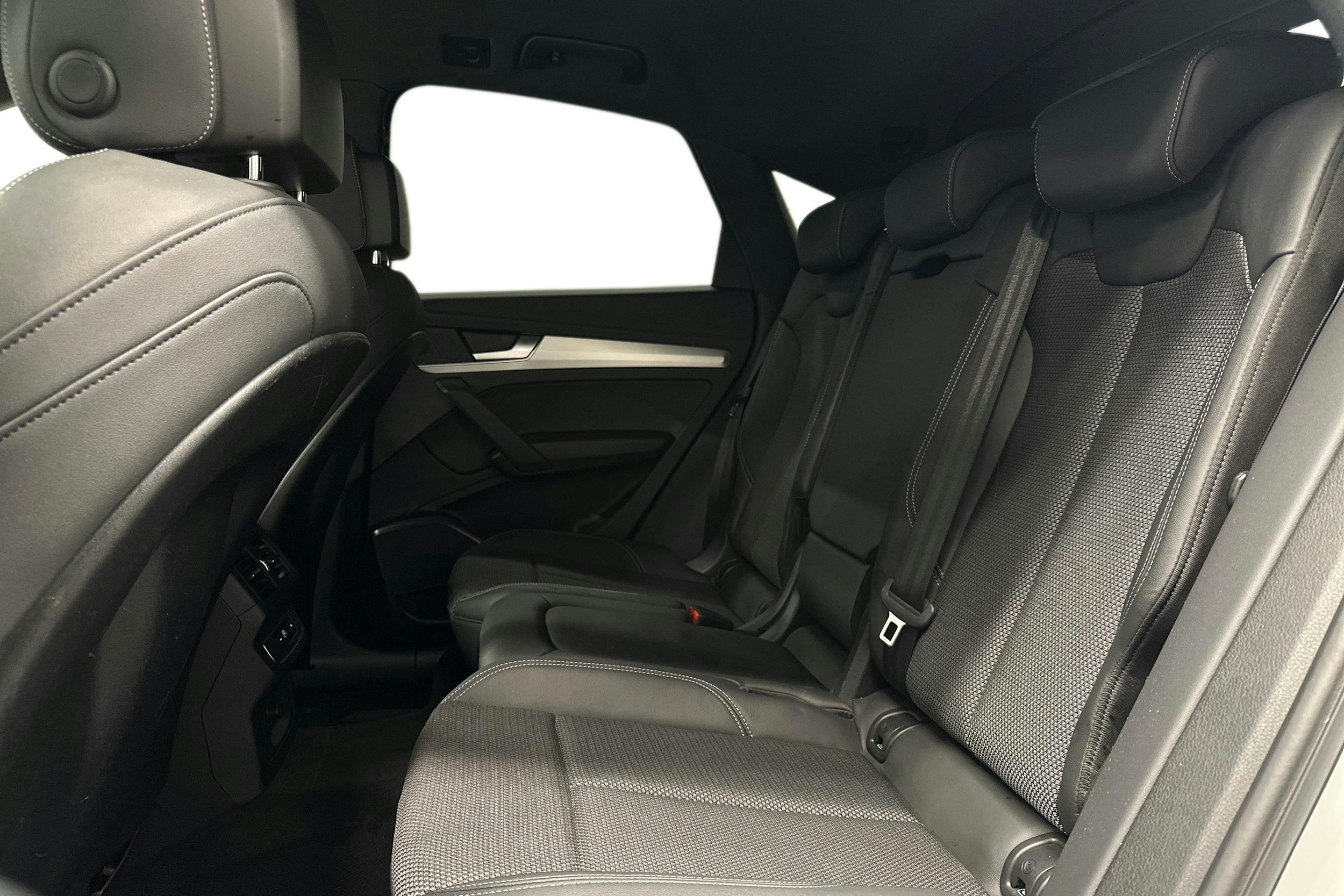 valkoinen Audi Q5 2021 kuva 10.
