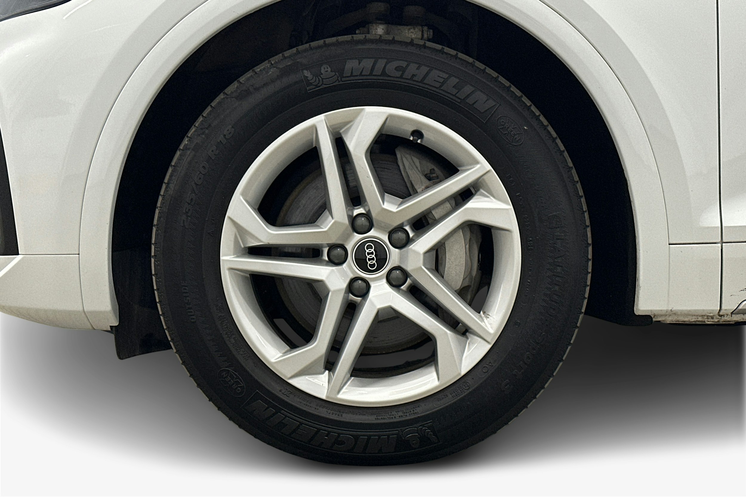 valkoinen Audi Q5 2021 kuva 11.