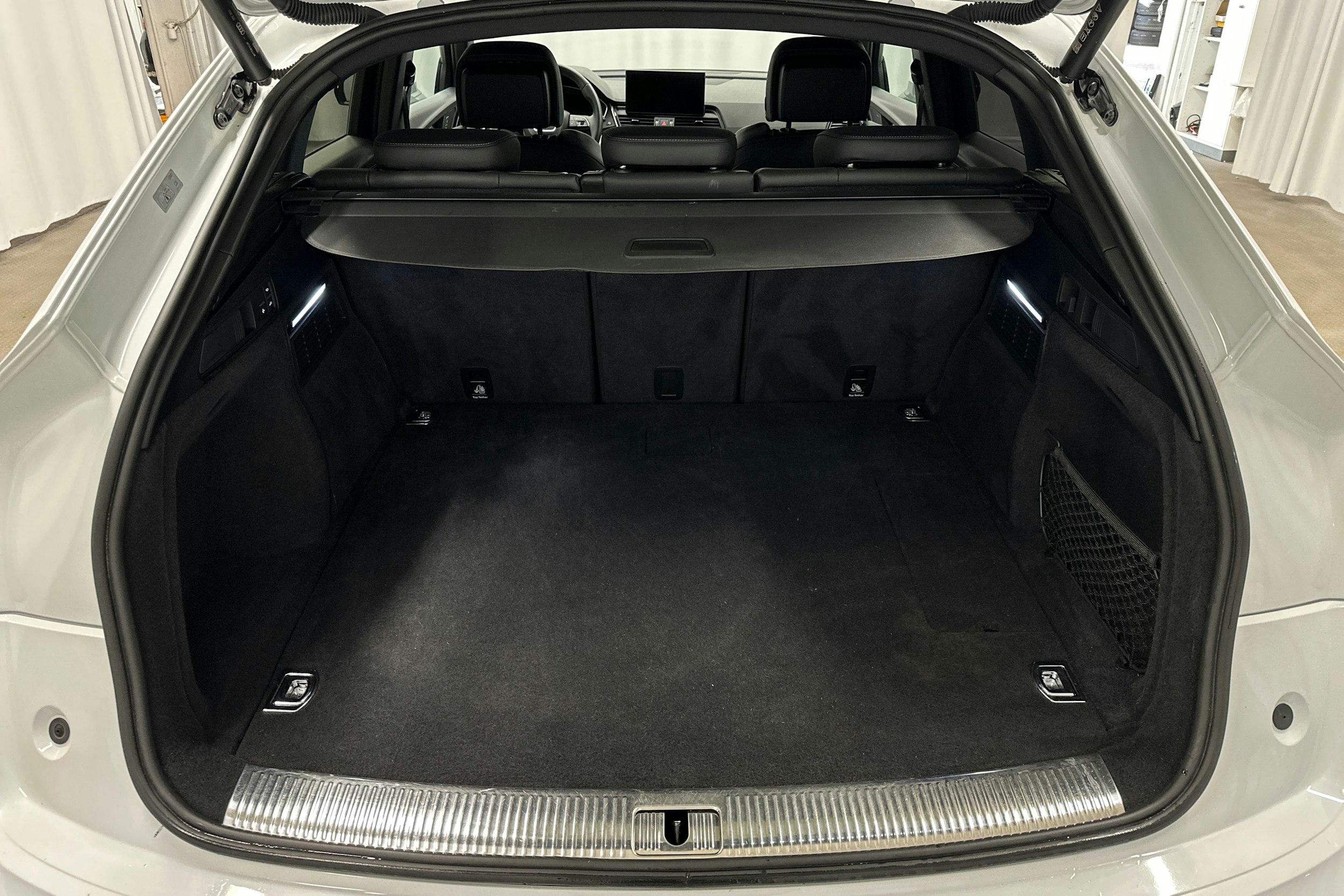 valkoinen Audi Q5 2021 kuva 14.