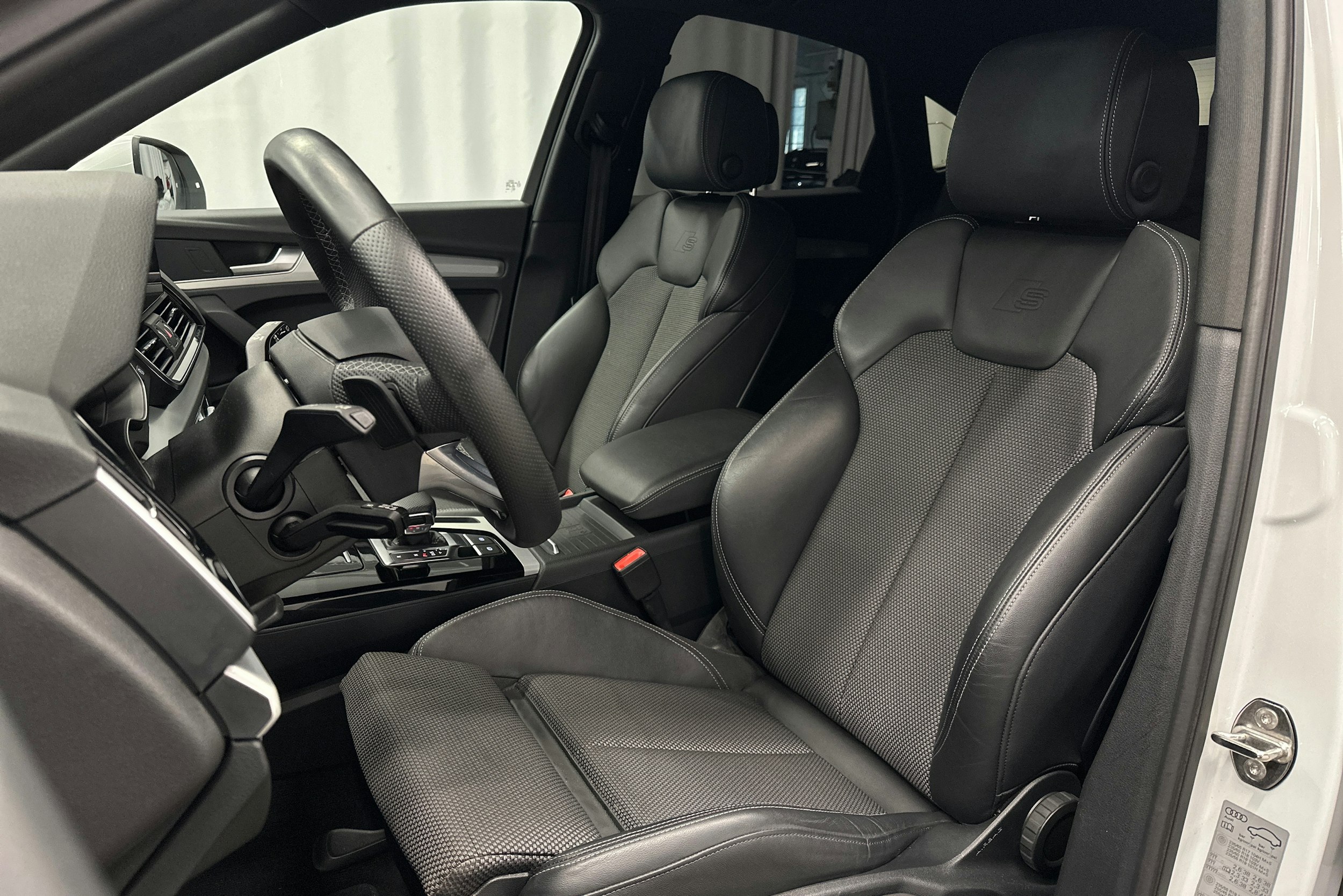 valkoinen Audi Q5 2021 kuva 18.