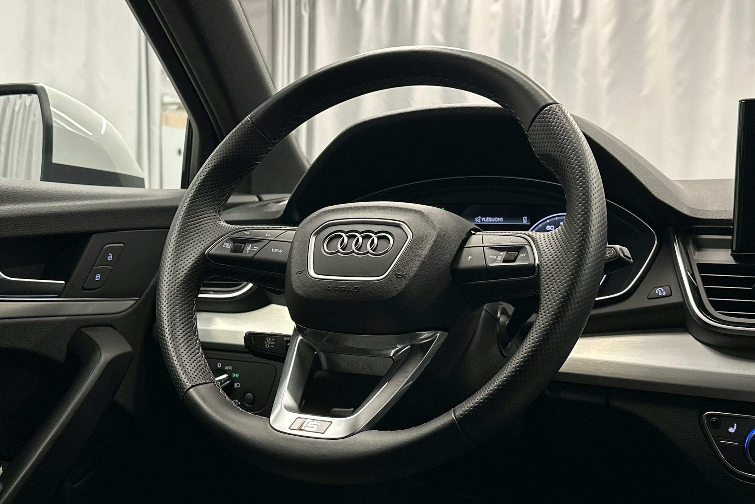 valkoinen Audi Q5 2021 kuva 19.