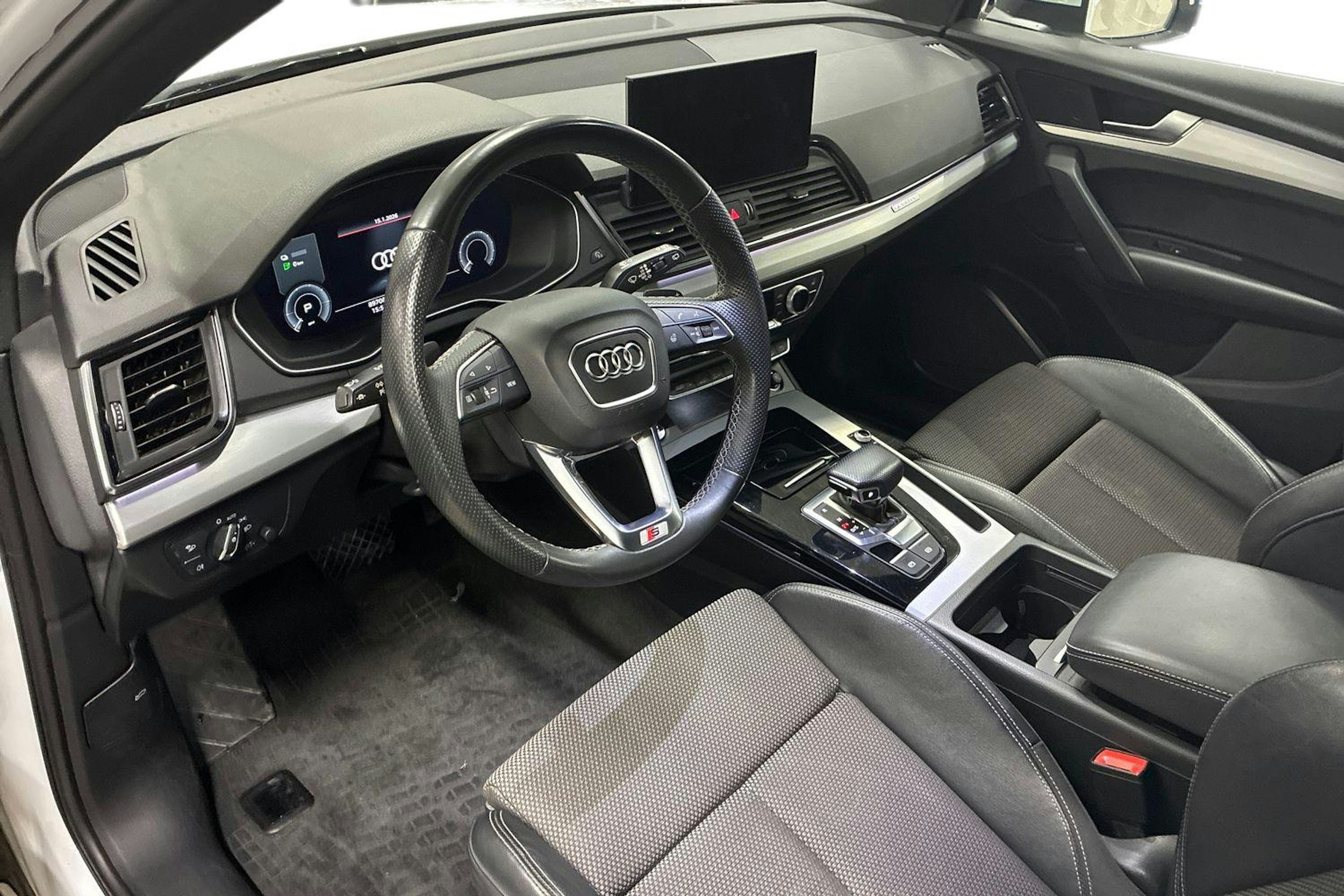 valkoinen Audi Q5 2021 kuva 3.