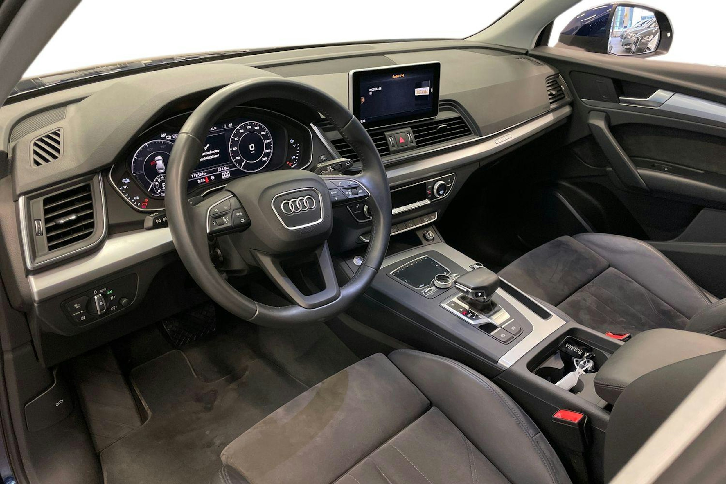 sininen Audi Q5 2021 kuva 7.