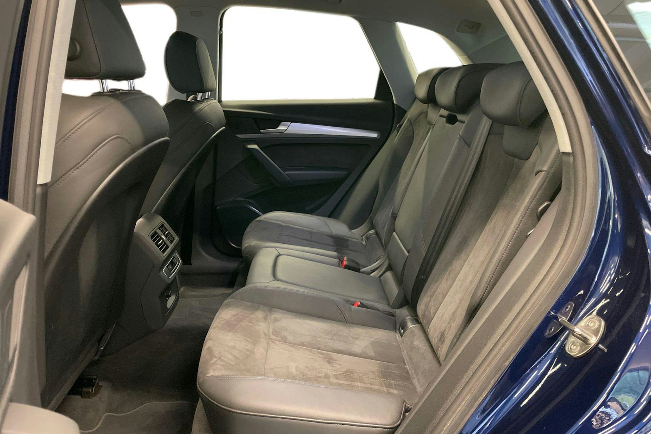 sininen Audi Q5 2021 kuva 10.
