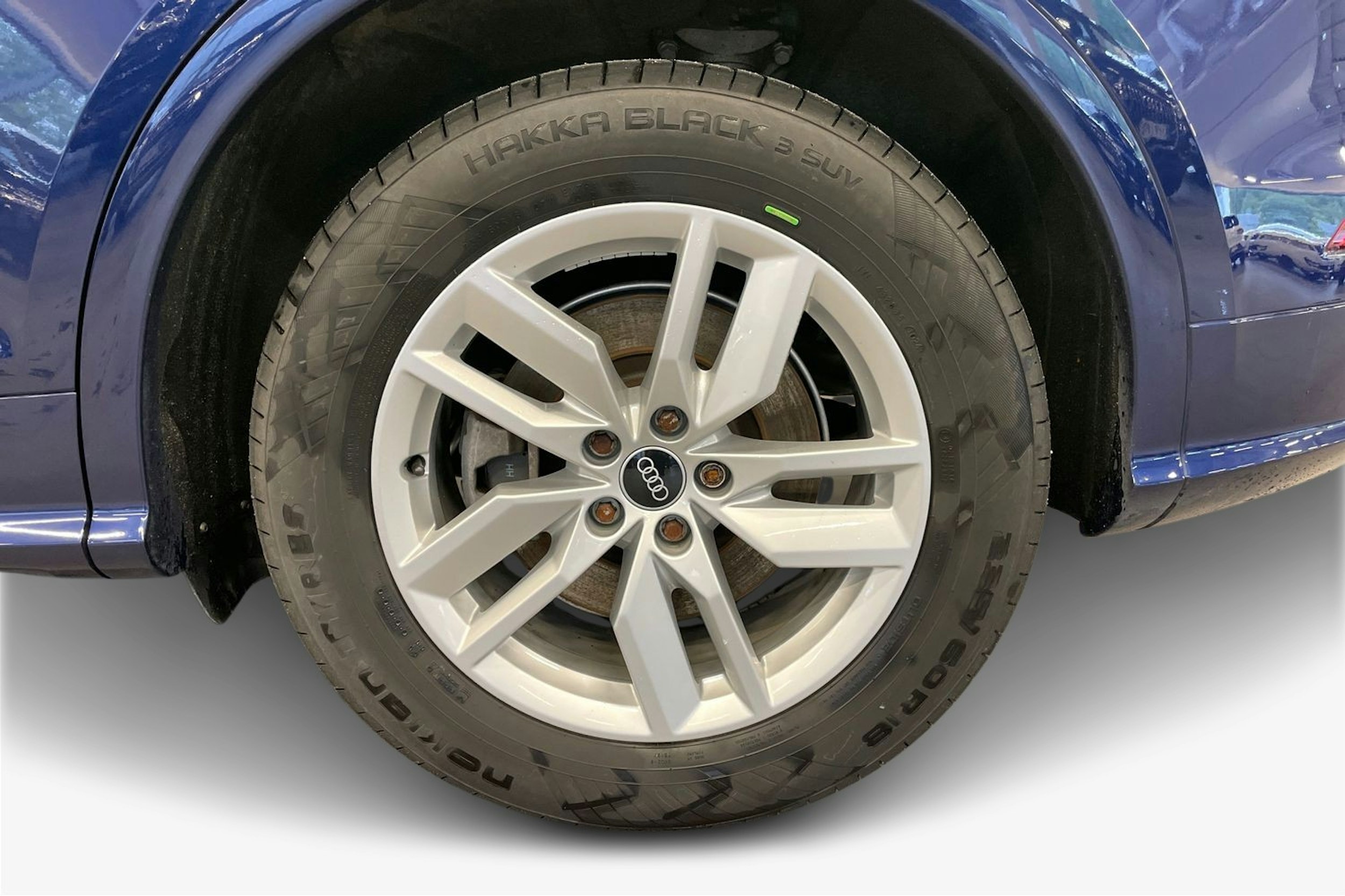 sininen Audi Q5 2021 kuva 11.