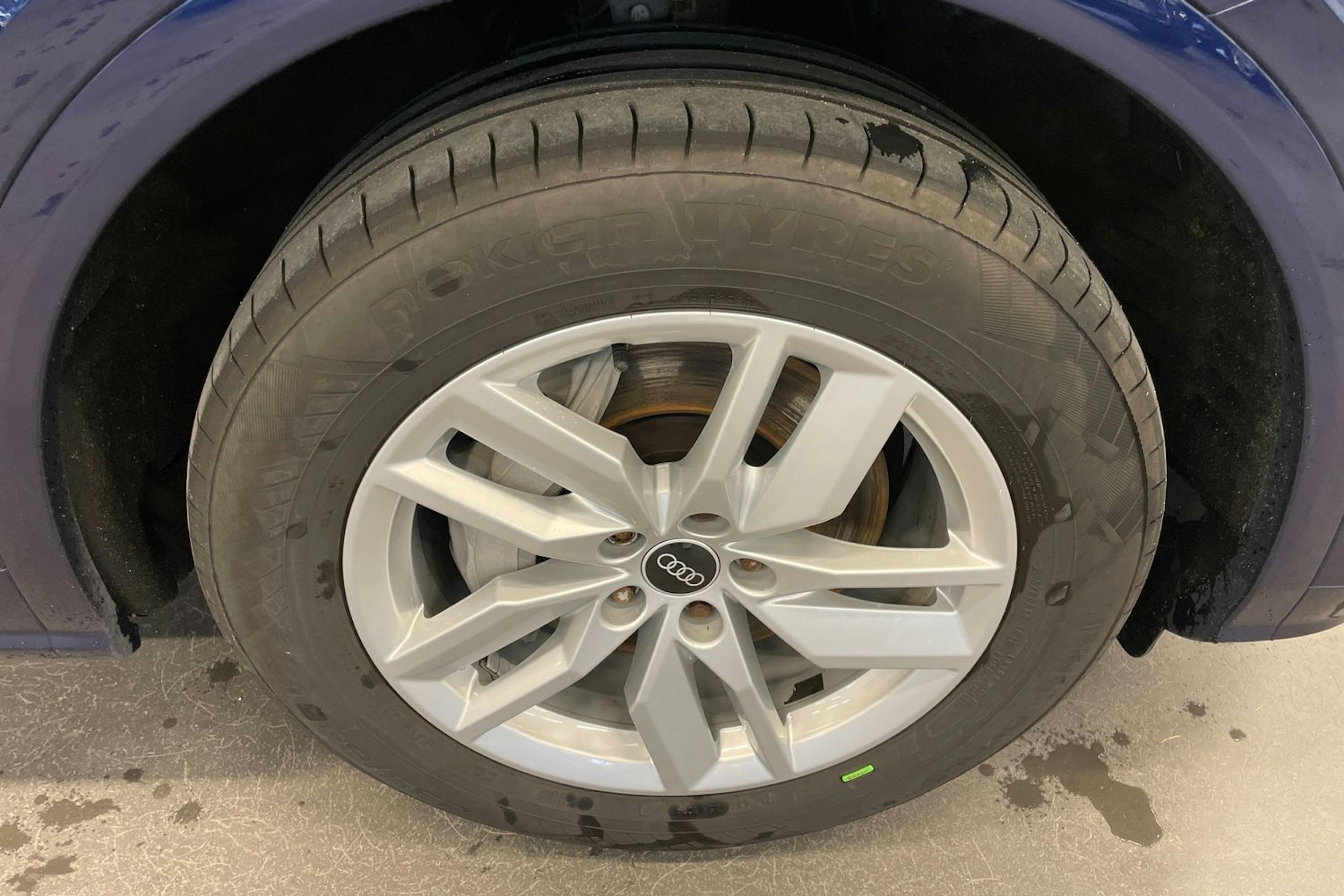 sininen Audi Q5 2021 kuva 13.