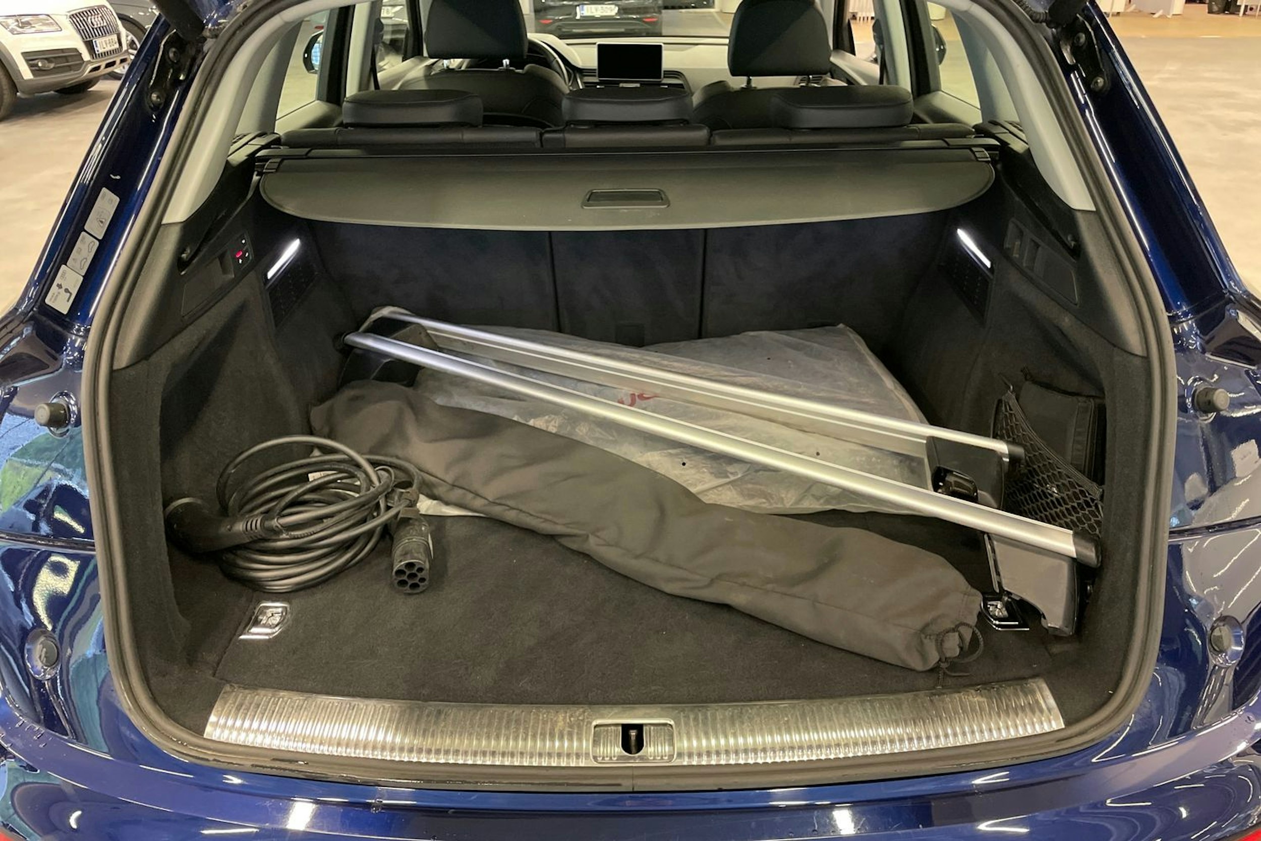 sininen Audi Q5 2021 kuva 15.
