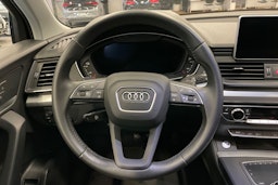 sininen Audi Q5 2021 kuva 16.